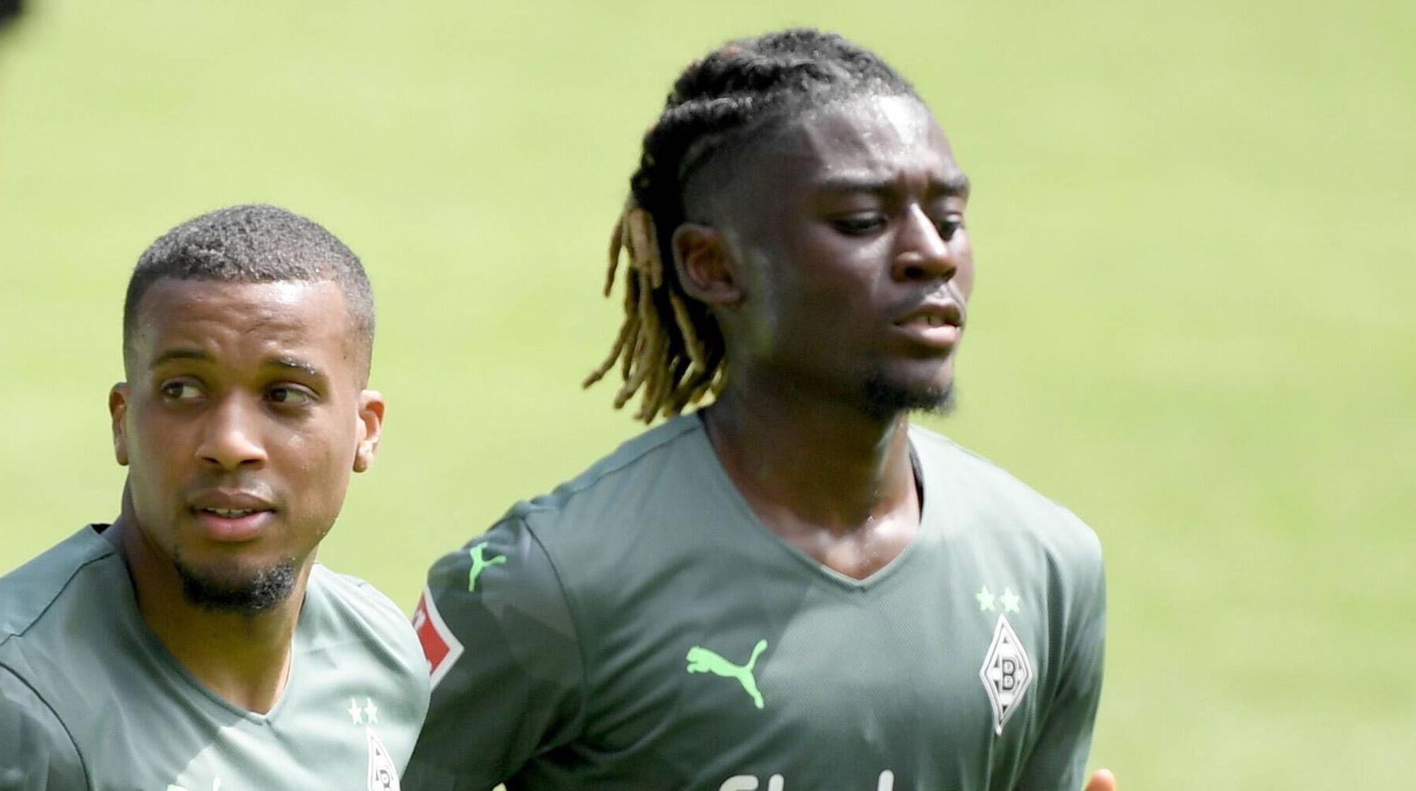 Zu Beginn seiner Zeit bei Fußball-Bundesligist Borussia Mönchengladbach hatte Manu Koné (r.) noch blonde Locken. Auf diesem Bild ist der Franzose gemeinsam mit Alassane Plea (l.) am 3. Juli 2021 im Borussia-Park zu sehen. Kone schaut nach vorne.