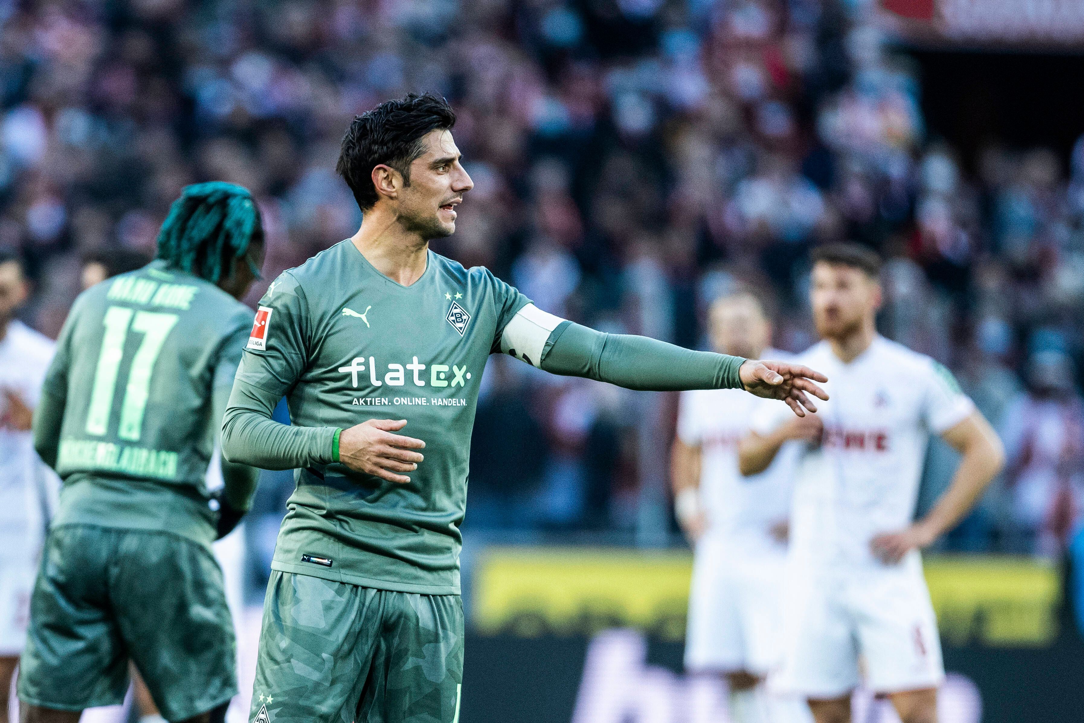 Lars Stindl von Borussia Mönchengladbach gestiokuliert am 27. November 2021 während des Bundesliga-Spiels beim 1 FC Köln.