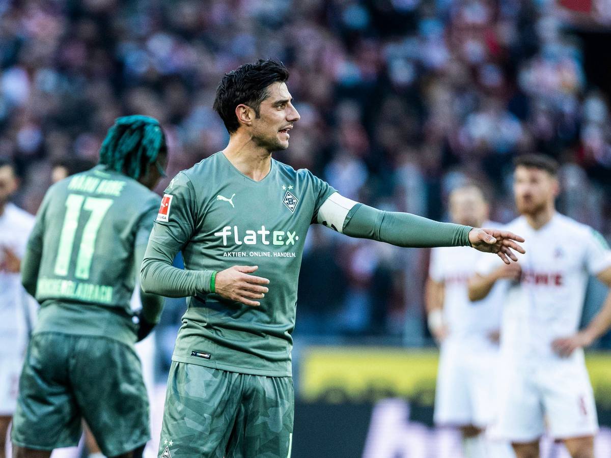 Lars Stindl von Borussia Mönchengladbach gestiokuliert am 27. November 2021 während des Bundesliga-Spiels beim 1 FC Köln.