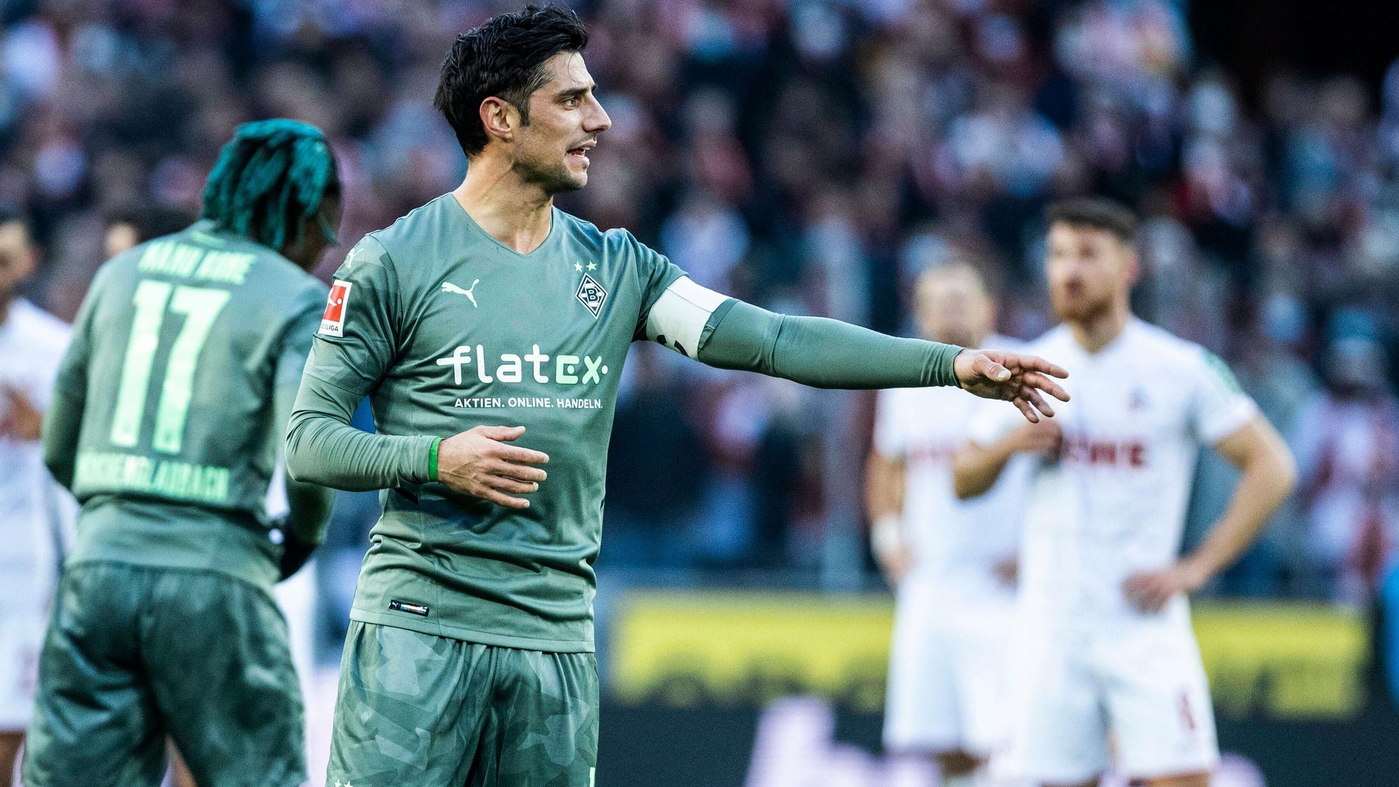 Lars Stindl von Borussia Mönchengladbach gestiokuliert am 27. November 2021 während des Bundesliga-Spiels beim 1 FC Köln.