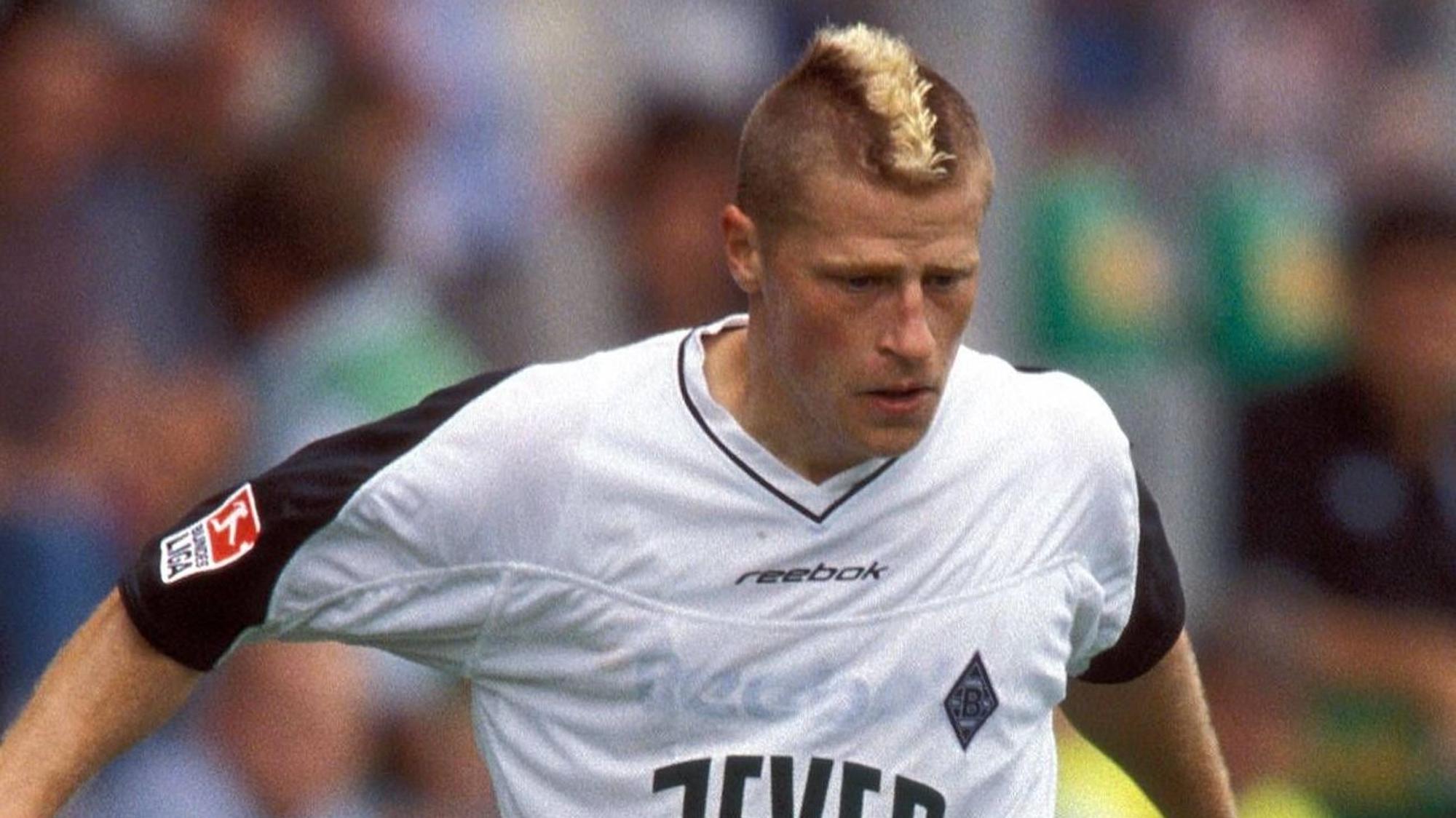 Für schrille Frisuren bei Borussia Mönchengladbach hat auch schon mal der heutige Fohlen-Manager Max Eberl gesorgt. Auf diesem Foto ist der 48-Jährige am 10. August 2002 als „Irokese“ im VfL-Trikot zu sehen. Eberl schaut auf den Ball.