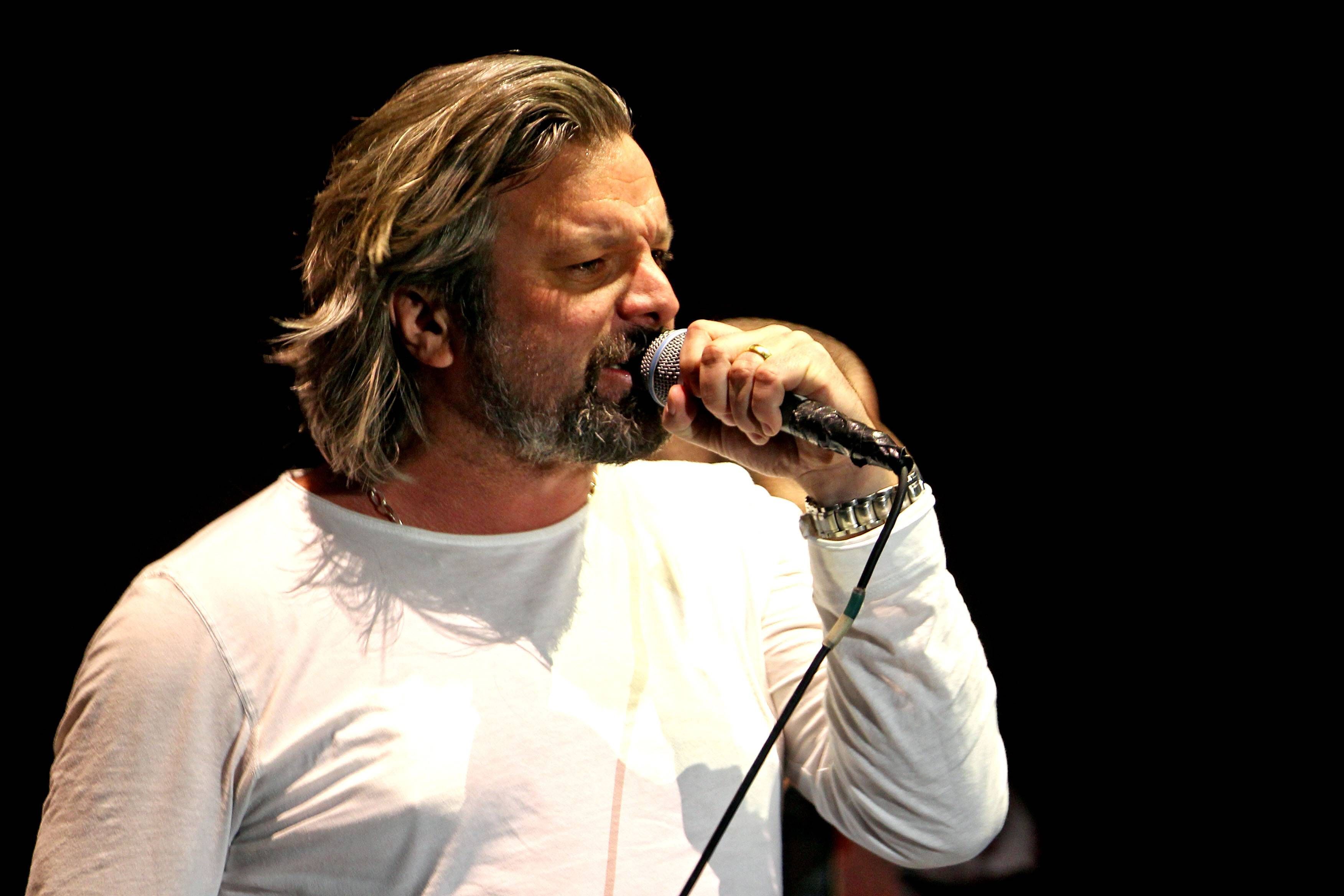 Sänger Hennig Wehland hält während eines Konzertes als Support von Sarah Connor im Rahmen ihrer Muttersprache-Tour 2017 am 15.03.2017 vor 6.000 Fans in der Arena Leipzig das Mikrofon und singt.