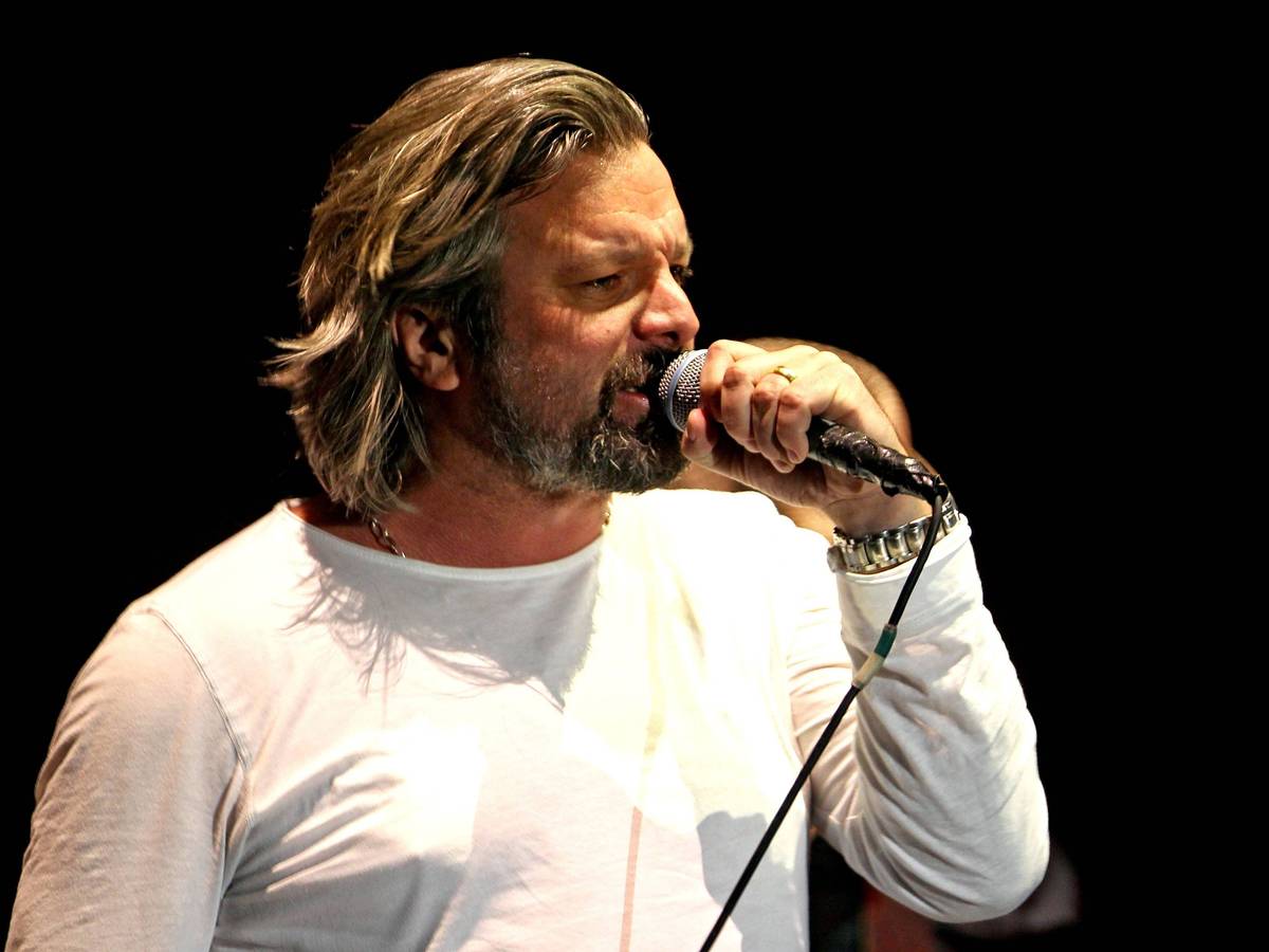 Sänger Hennig Wehland hält während eines Konzertes als Support von Sarah Connor im Rahmen ihrer Muttersprache-Tour 2017 am 15.03.2017 vor 6.000 Fans in der Arena Leipzig das Mikrofon und singt.
