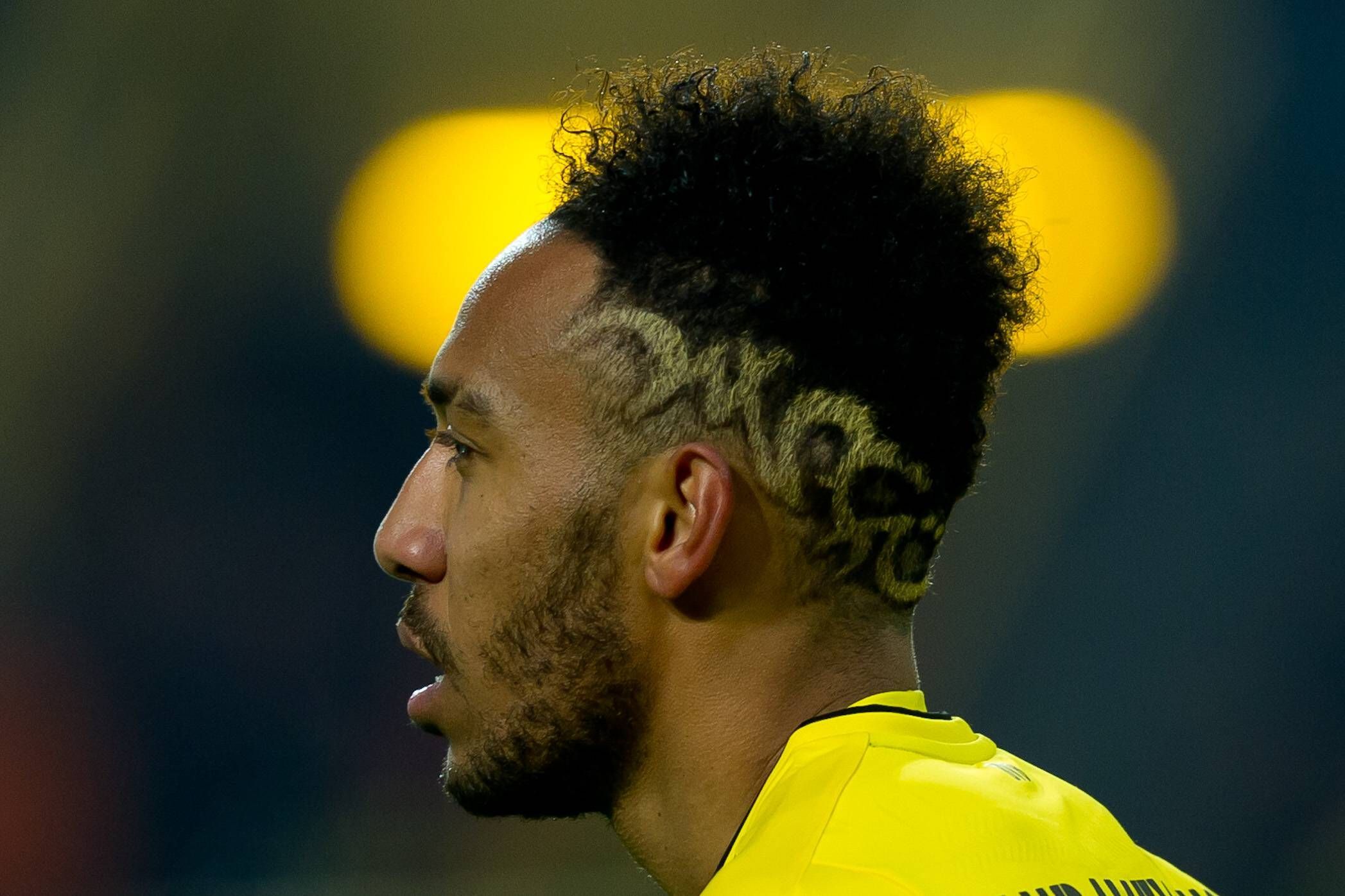 Schrill, schriller, Auba! Ex-Dortmund-Profi Pierre-Emerick Aubameyang zeigt am 25. November 2017 in der Bundesliga seine Frisur-Version im Don-King-Style. Aubameyang blickt zur Seite.