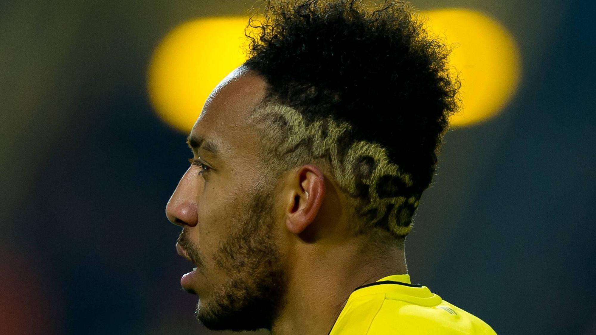 Schrill, schriller, Auba! Ex-Dortmund-Profi Pierre-Emerick Aubameyang zeigt am 25. November 2017 in der Bundesliga seine Frisur-Version im Don-King-Style. Aubameyang blickt zur Seite.