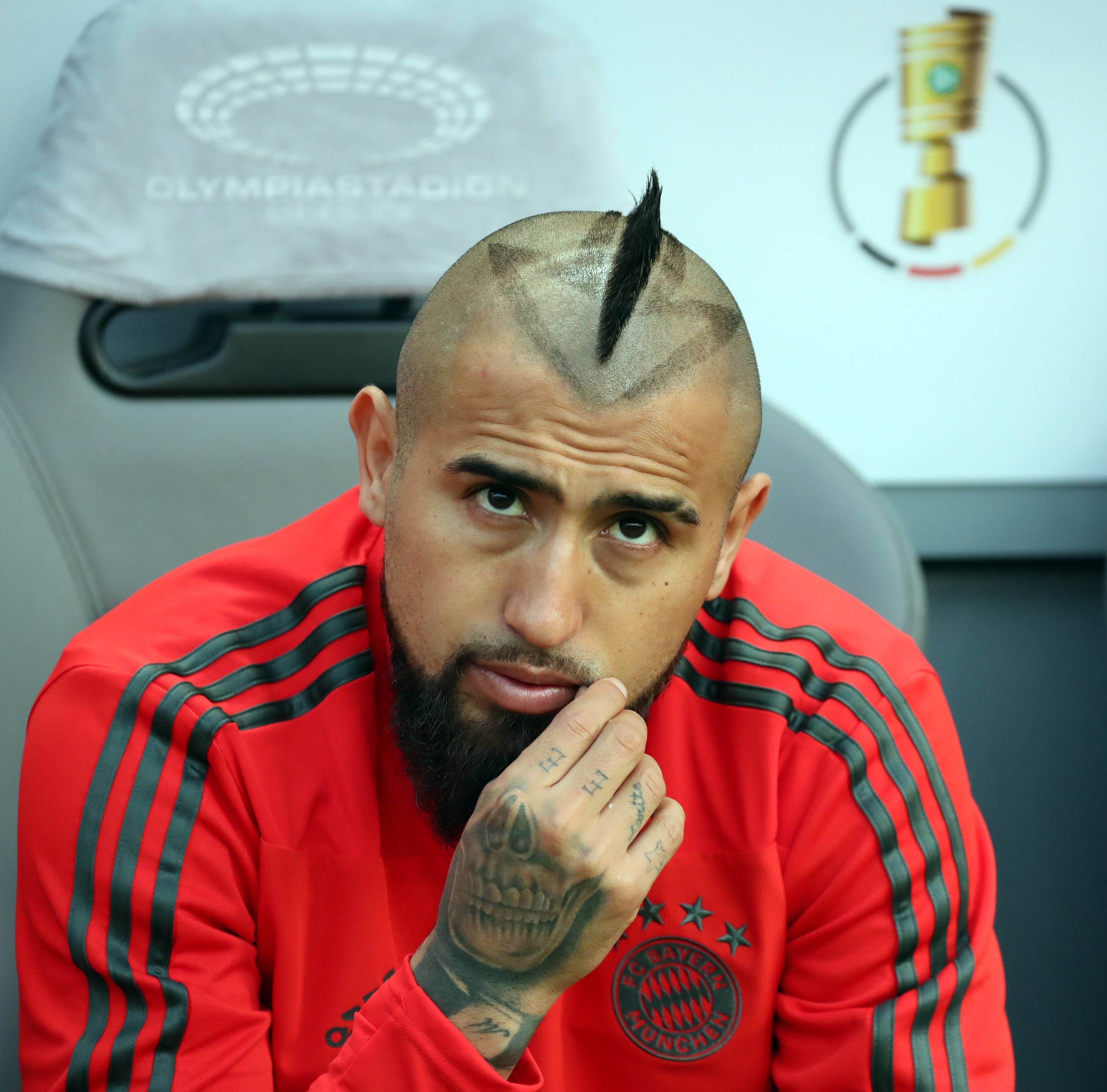 Ex-Bayern-München-Profi Arturo Vidal, hier zu sehen am 19. Mai 2018 beim DFB-Pokal-Finale in Berlin, ist in der Bundesliga immer wieder mit schrillen Frisuren aufgefallen.