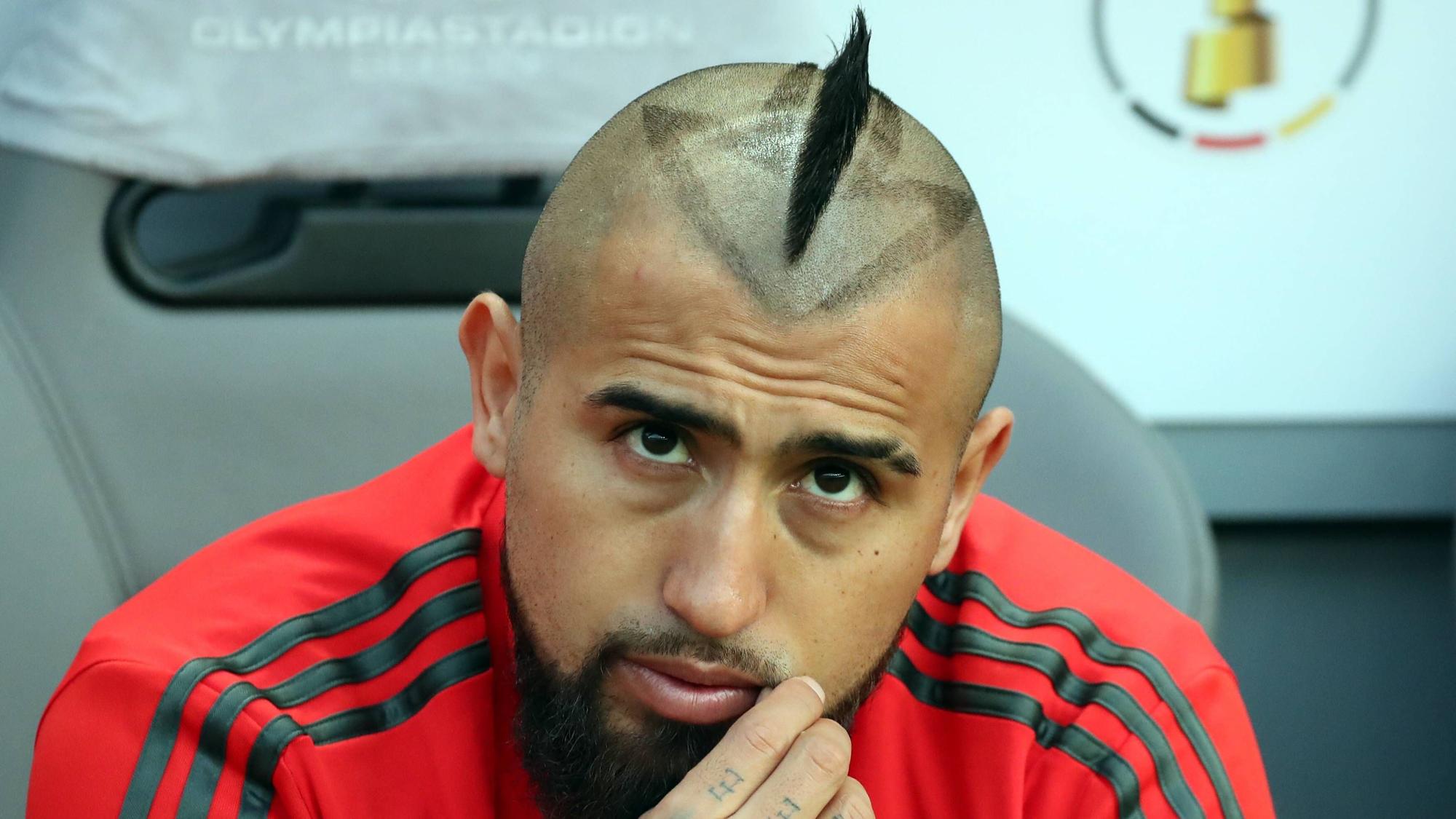 Ex-Bayern-München-Profi Arturo Vidal, hier zu sehen am 19. Mai 2018 beim DFB-Pokal-Finale in Berlin, ist in der Bundesliga immer wieder mit schrillen Frisuren aufgefallen.