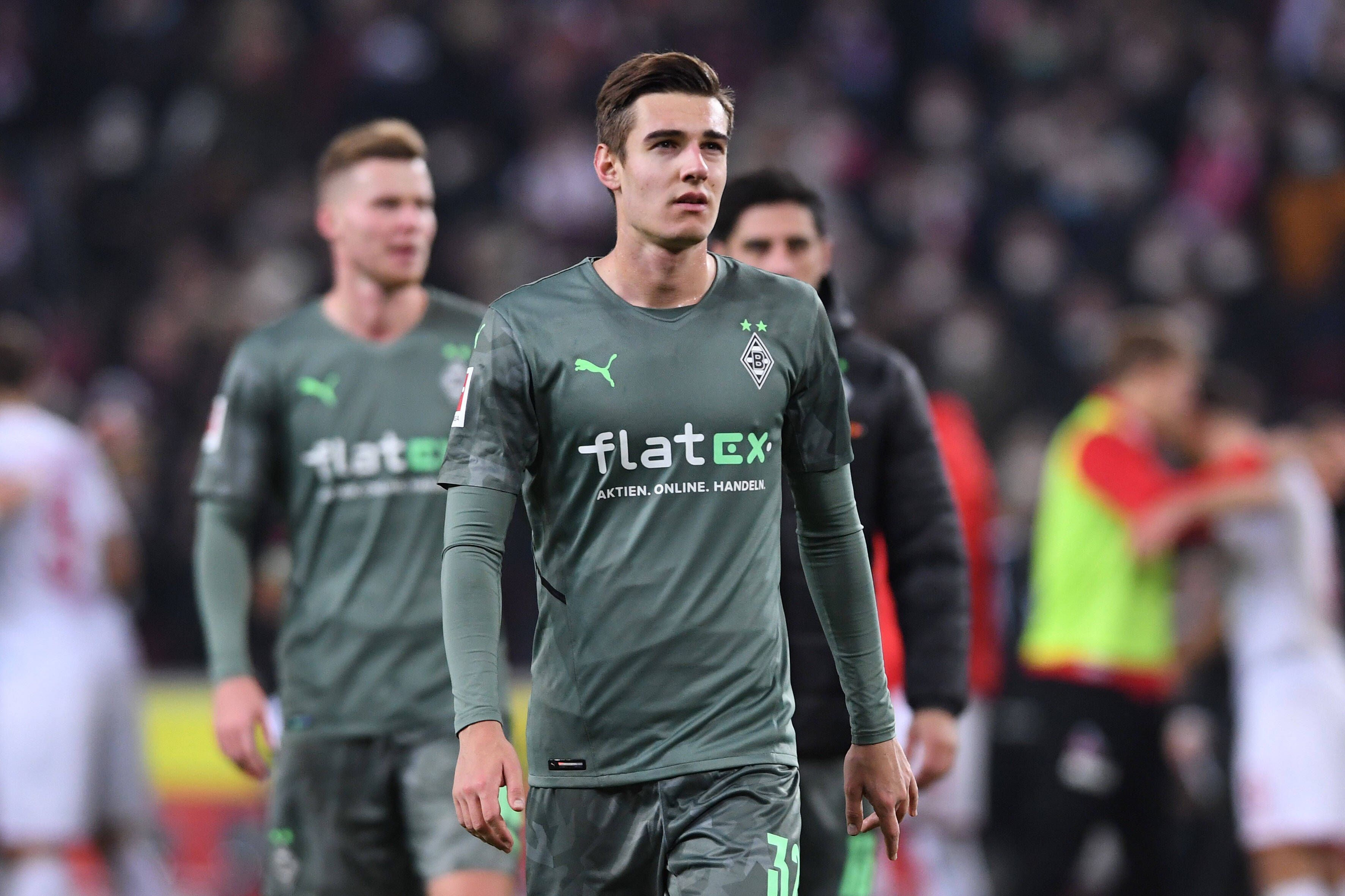 Florian Neuhaus von Fußball-Bundesligist Borussia Mönchengladbach, hier zu sehen nach dem Duell beim 1. FC Köln am 27. November 2021. Neuhaus blickt enttäuscht Richtung Zuschauer.