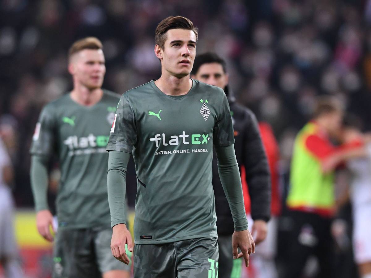 Florian Neuhaus von Fußball-Bundesligist Borussia Mönchengladbach, hier zu sehen nach dem Duell beim 1. FC Köln am 27. November 2021. Neuhaus blickt enttäuscht Richtung Zuschauer.