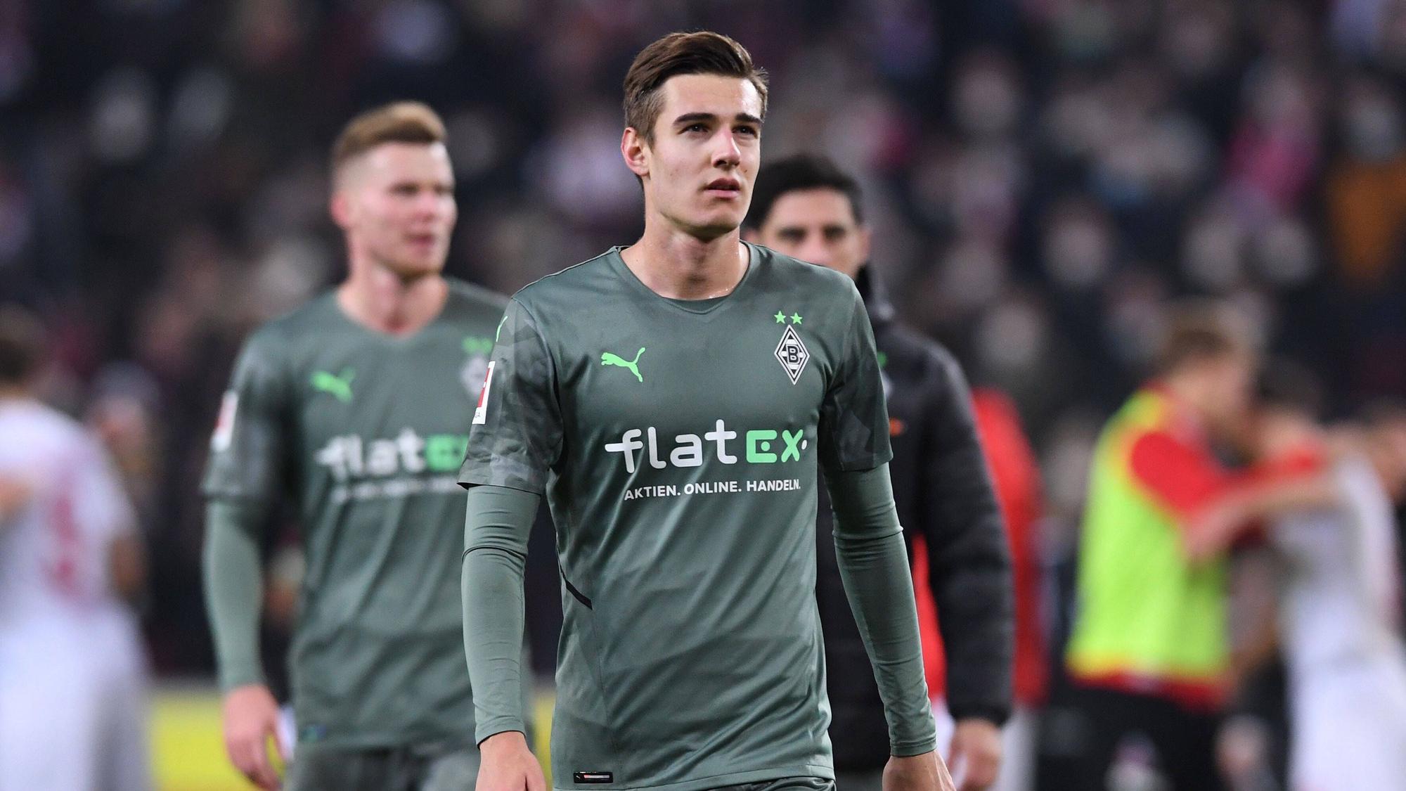 Florian Neuhaus von Fußball-Bundesligist Borussia Mönchengladbach, hier zu sehen nach dem Duell beim 1. FC Köln am 27. November 2021. Neuhaus blickt enttäuscht Richtung Zuschauer.