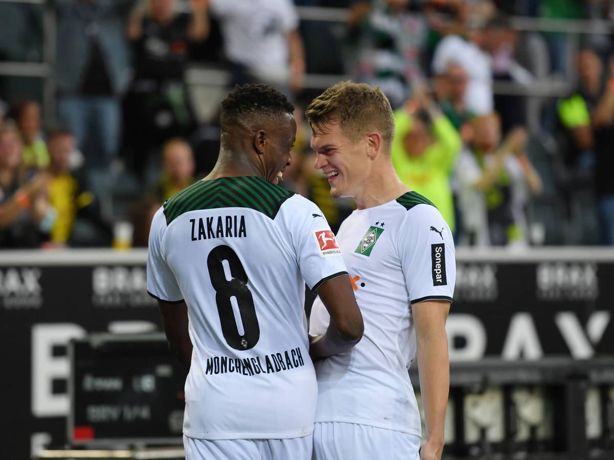 Denis Zakaria (l.) und Matthias Ginter (r.) stehen noch bis Ende Juni 2022 bei Fußball-Bundesligist Borussia Mönchengladbach unter Vertrag. Auf diesem Bild sind die beiden Spieler am 25. September 2021 im Borussia-Park zu sehen. Ginter und Zakaria freuen sich über ein Tor für die Borussia.