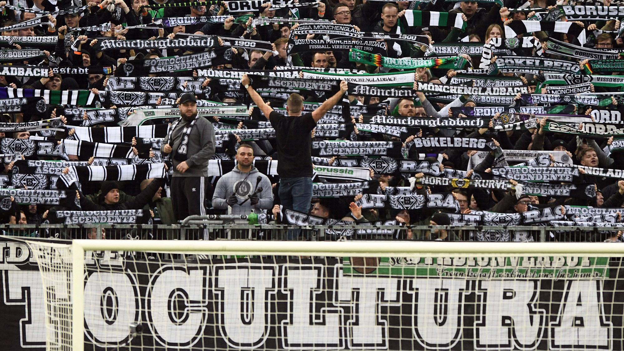 Fans von Borussia Mönchengladbach in der Nordkurve des Borussia-Parks am 20. November 2021 beim Heimspiel gegen Greuther Fürth.