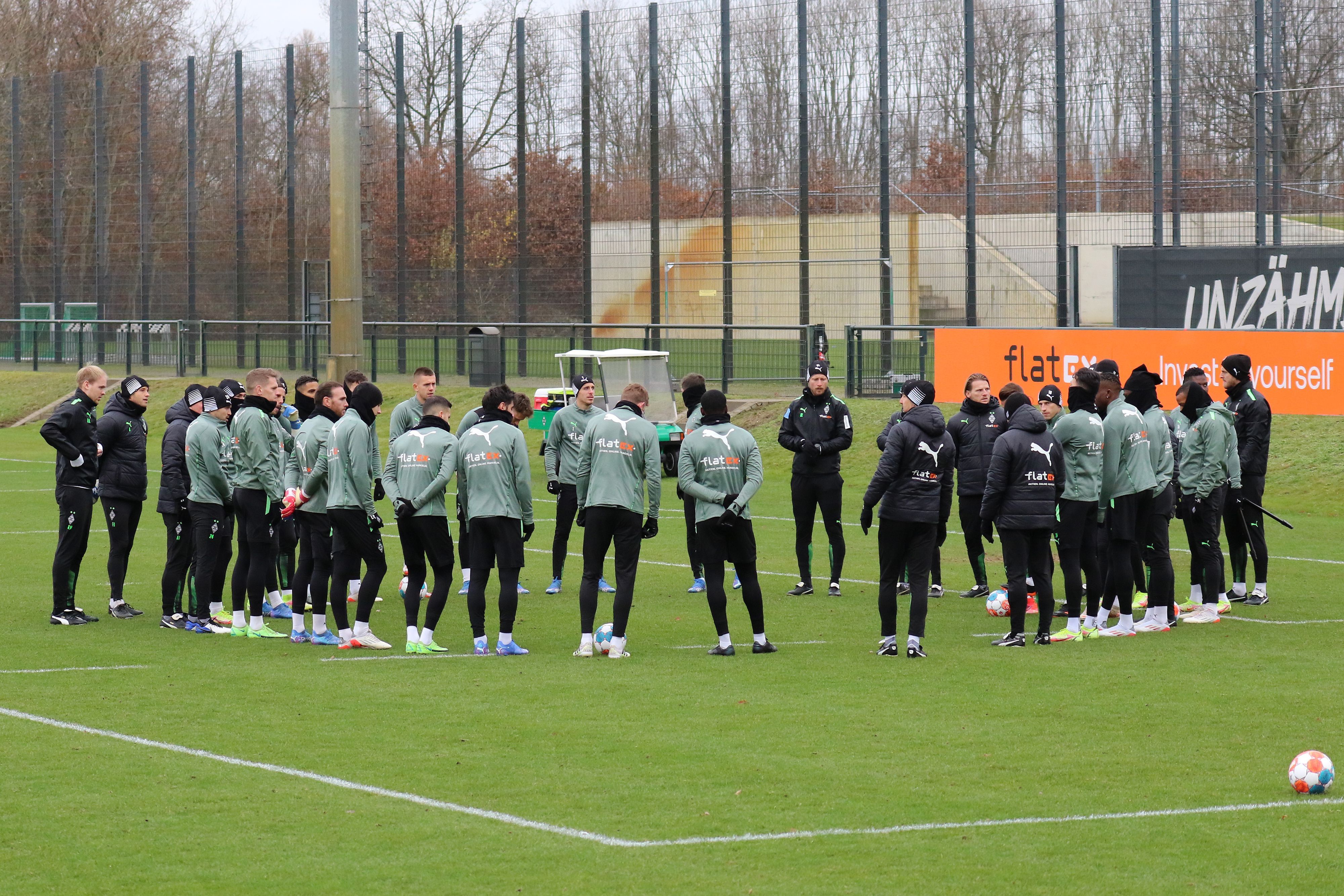 Die Profis von Borussia Mönchengladbach bei einer Trainingseinheit im Borussia-Park am 3. Dezember 2021. Trainer Adi Hütter spricht zu den Spielern.