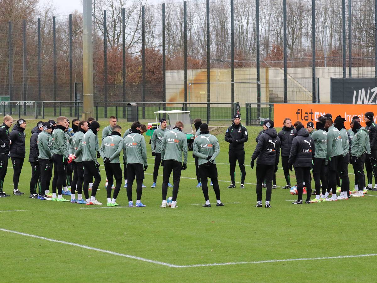 Die Profis von Borussia Mönchengladbach bei einer Trainingseinheit im Borussia-Park am 3. Dezember 2021. Trainer Adi Hütter spricht zu den Spielern.