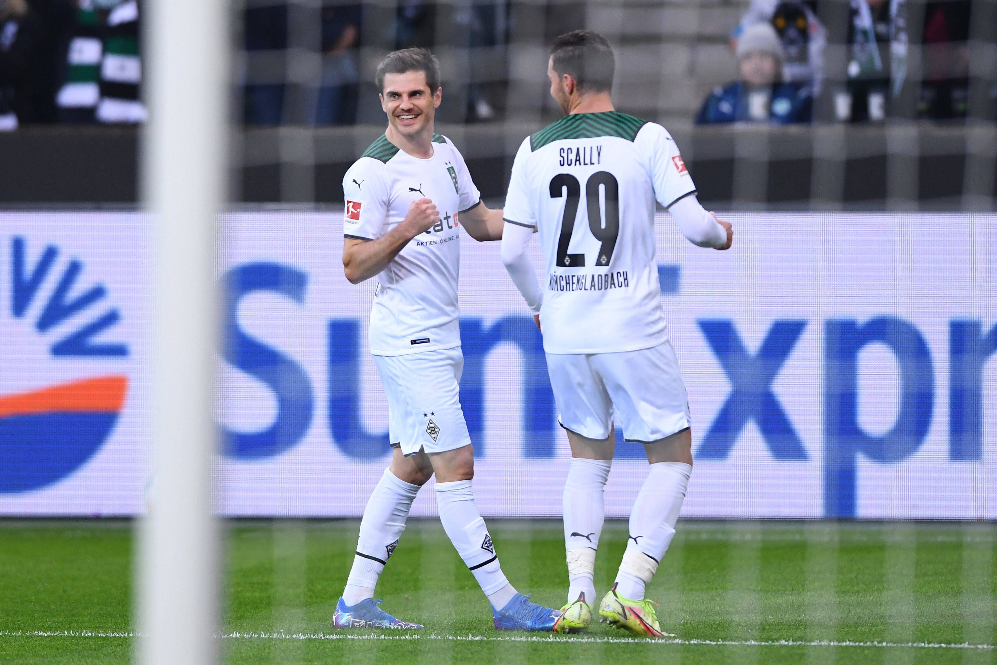 DFB-Nationalspieler Jonas Hofmann von Borussia Mönchengladbach. Auf diesem  Bild ist der Offensiv-Akteur im Bundesliga-Duell am 20. November 2021 gegen Greuther Fürth im Borussia-Park zu sehen. Hofmann ballt die Faust.