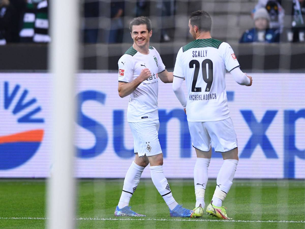 DFB-Nationalspieler Jonas Hofmann von Borussia Mönchengladbach. Auf diesem Bild ist der Offensiv-Akteur im Bundesliga-Duell am 20. November 2021 gegen Greuther Fürth im Borussia-Park zu sehen. Hofmann ballt die Faust.