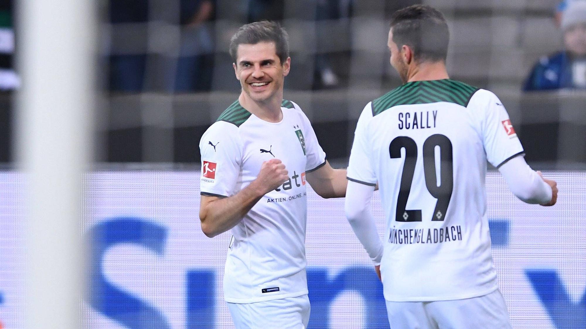 DFB-Nationalspieler Jonas Hofmann von Borussia Mönchengladbach. Auf diesem Bild ist der Offensiv-Akteur im Bundesliga-Duell am 20. November 2021 gegen Greuther Fürth im Borussia-Park zu sehen. Hofmann ballt die Faust.