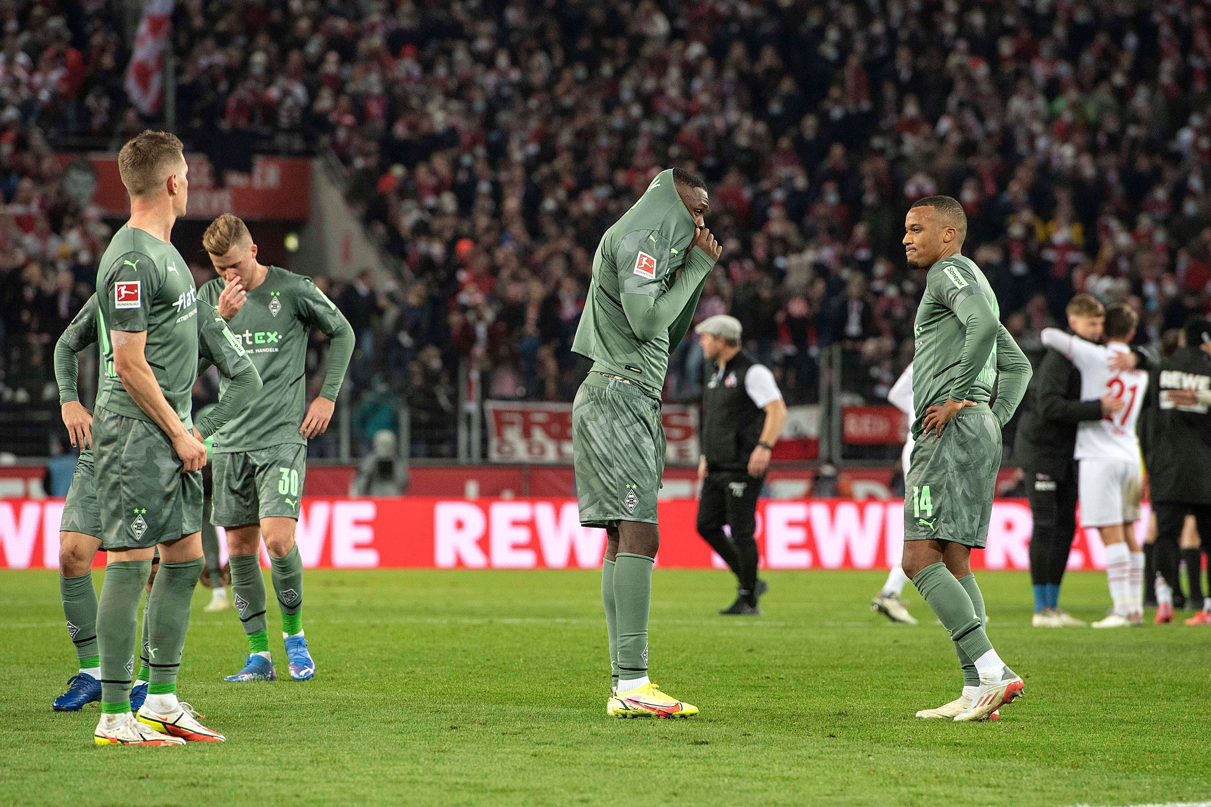 Niedergeschlagen: Spieler von Fußball-Bundesligist Borussia Mönchengladbach nach der Derby-Niederlage am 27. November 2021 beim 1. FC Köln. Ein Borusse zieht sich das Trikot über den Kopf.