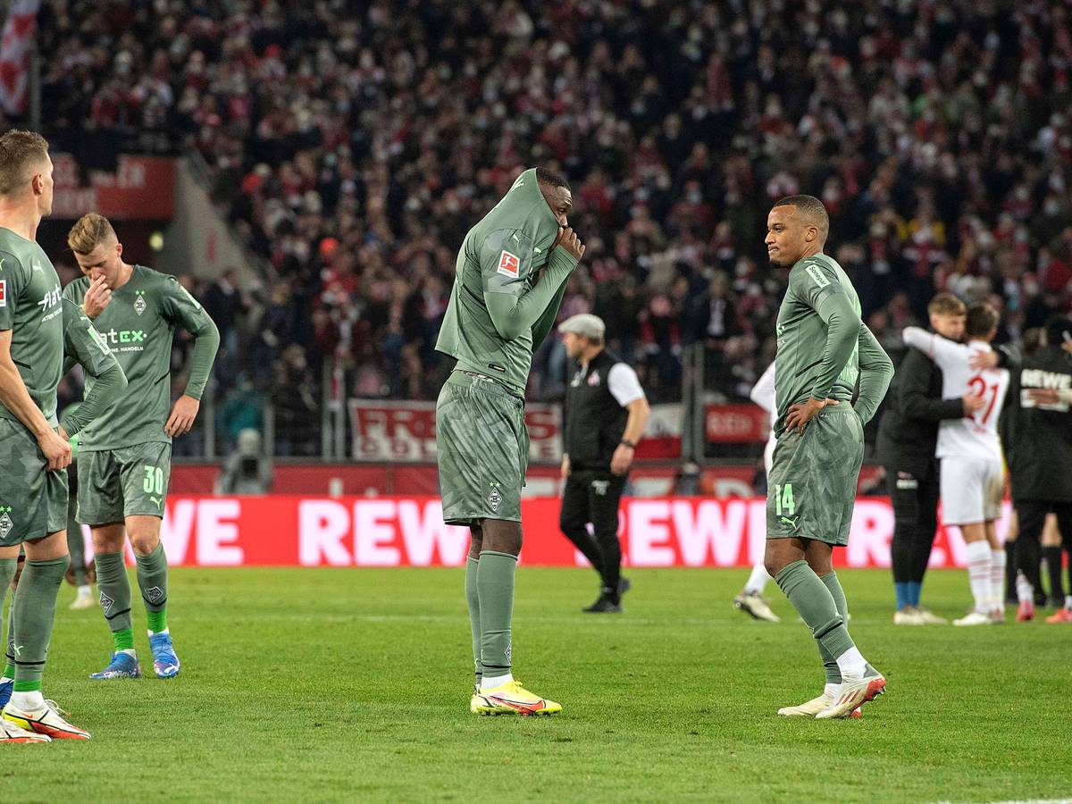 Niedergeschlagen: Spieler von Fußball-Bundesligist Borussia Mönchengladbach nach der Derby-Niederlage am 27. November 2021 beim 1. FC Köln. Ein Borusse zieht sich das Trikot über den Kopf.