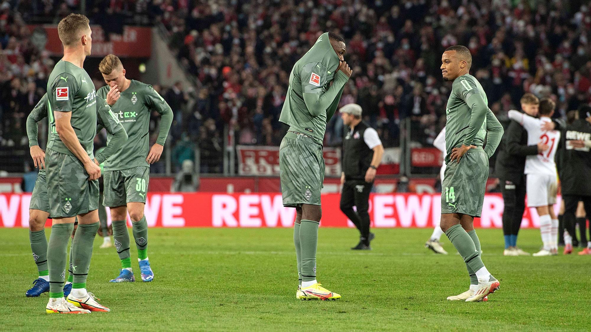 Niedergeschlagen: Spieler von Fußball-Bundesligist Borussia Mönchengladbach nach der Derby-Niederlage am 27. November 2021 beim 1. FC Köln. Ein Borusse zieht sich das Trikot über den Kopf.