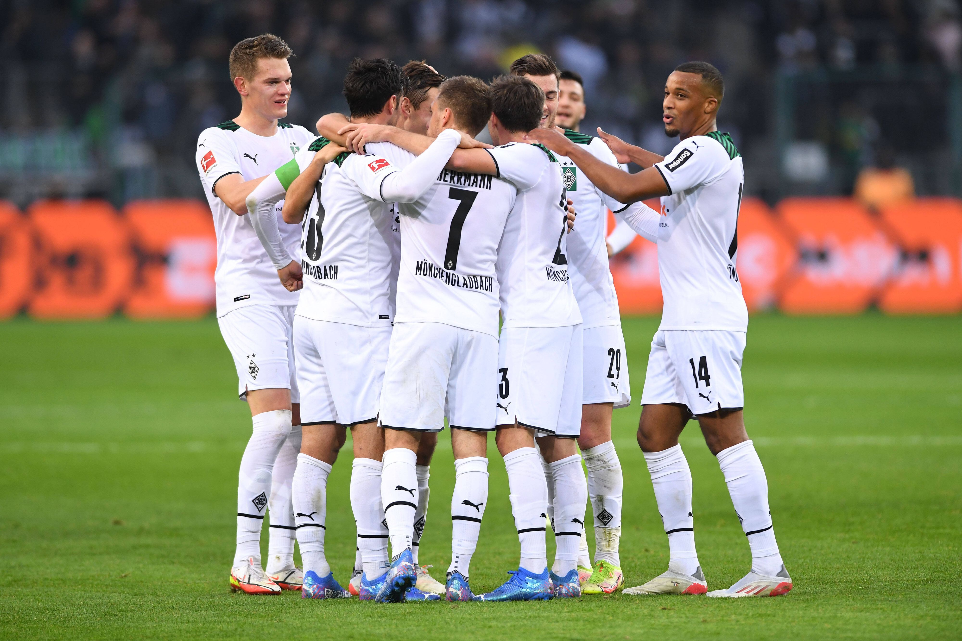 Gibt es im Heimspiel gegen den SC Freiburg wieder Grund zum Jubeln für die Spieler von Borussia Mönchengladbach? Dieses Bild zeigt Ginter, Herrmann, Plea und Co. am 20. November 2021 im Borussia-Park. Die Spieler umarmen sich.