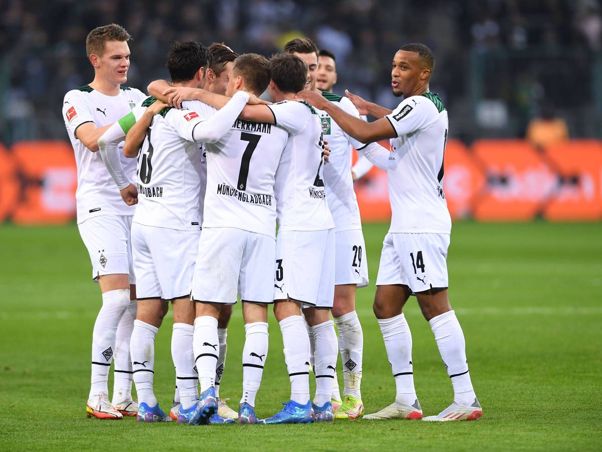 Gibt es im Heimspiel gegen den SC Freiburg wieder Grund zum Jubeln für die Spieler von Borussia Mönchengladbach? Dieses Bild zeigt Ginter, Herrmann, Plea und Co. am 20. November 2021 im Borussia-Park. Die Spieler umarmen sich.