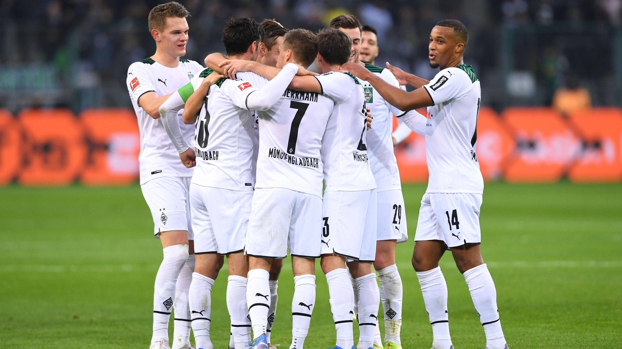 Gibt es im Heimspiel gegen den SC Freiburg wieder Grund zum Jubeln für die Spieler von Borussia Mönchengladbach? Dieses Bild zeigt Ginter, Herrmann, Plea und Co. am 20. November 2021 im Borussia-Park. Die Spieler umarmen sich.