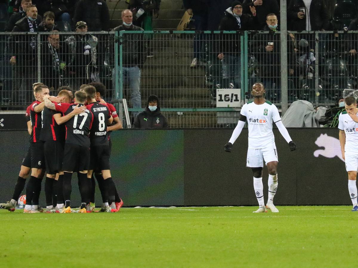 Historisches Debakel für Borussia Mönchengladbach. Am Sonntagabend (5. Dezember 2021) verlor das Team von Trainer Adi Hütter 0:6 gegen den SC Freiburg.