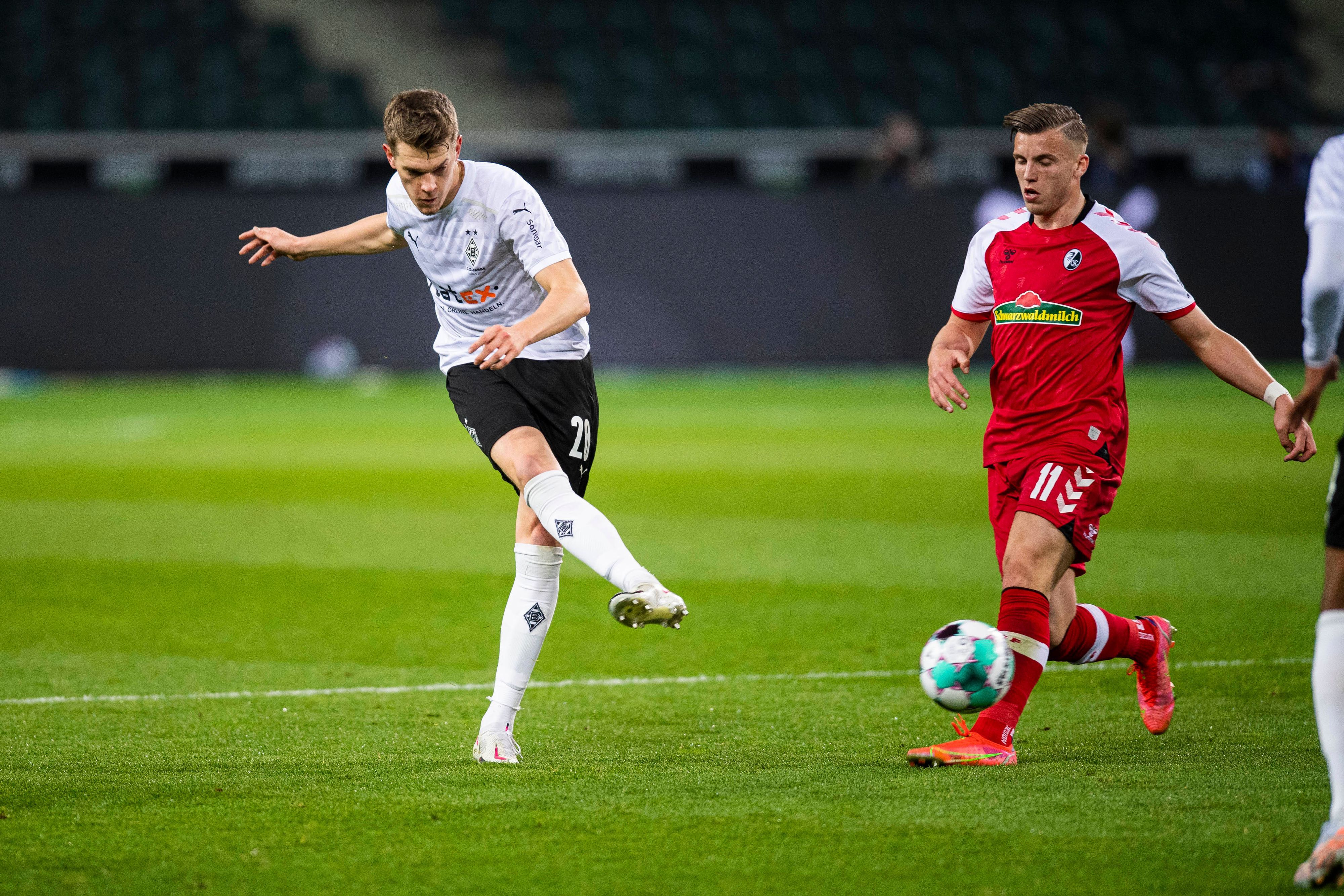 Matthias Ginter (l.), Verteidiger von Borussia Mönchengladbach. Auf diesem Foto ist der DFB-Nationalspieler im Bundesliga-Spiel gegen den SC Freiburg am 3. April 2021 zu sehen. Ginter spielt einen Pass.