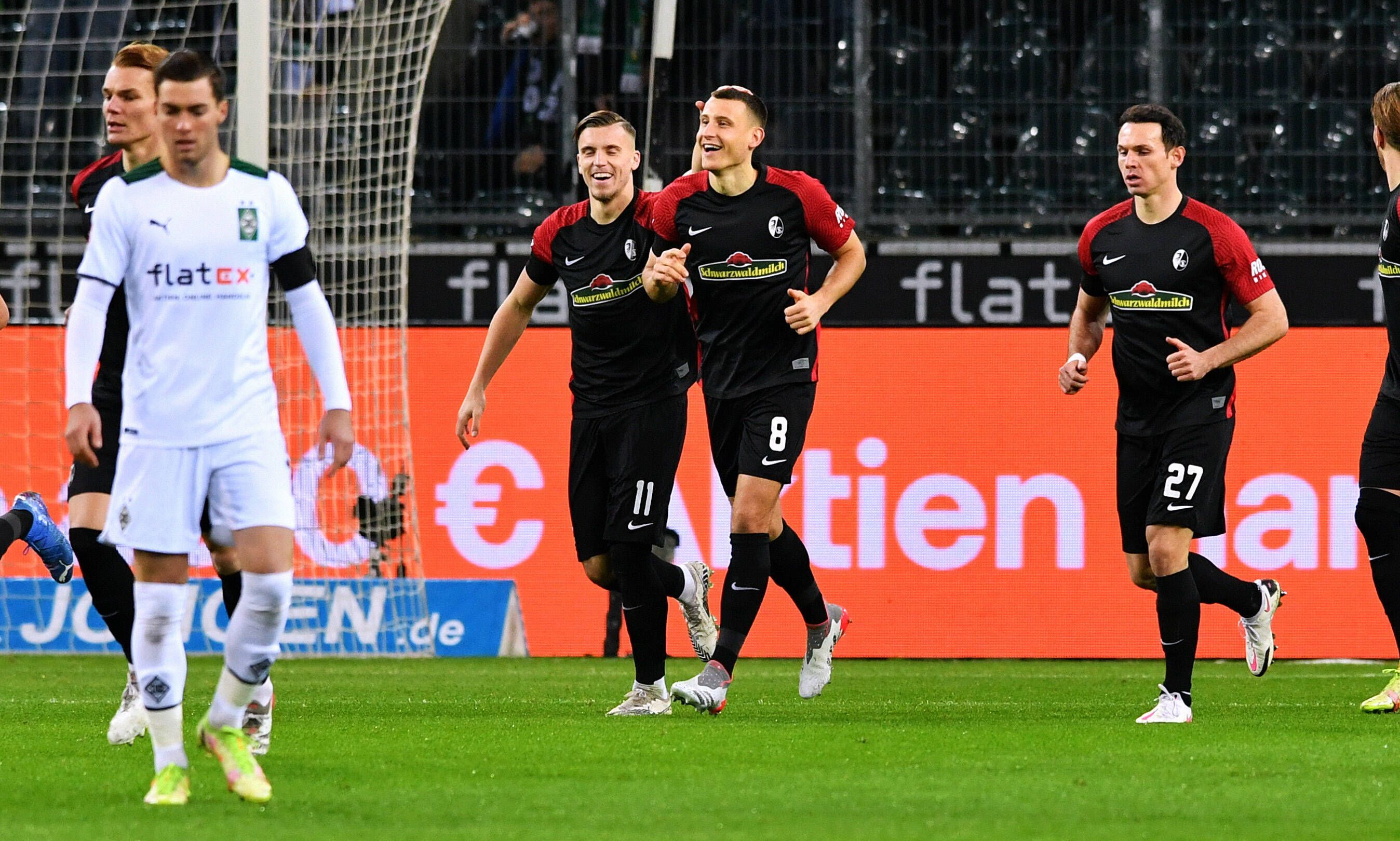 Borussia Mönchengladbach hat am Sonntag (5. Dezember 2021) in heimischer Arena gegen den SC Freiburg mit 0:6 verloren. In dieser Szene bejubeln die Gäste einen Treffer.
