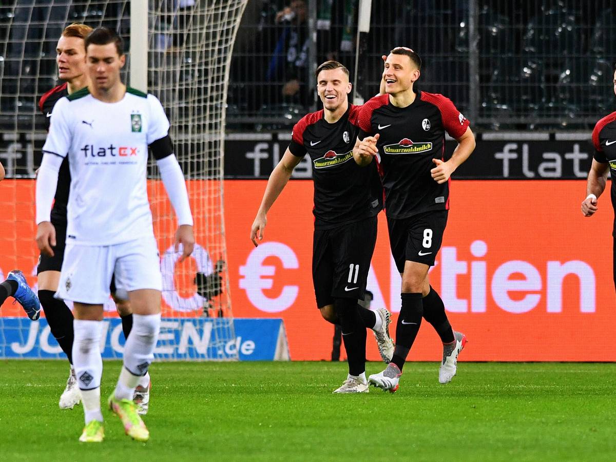 Borussia Mönchengladbach hat am Sonntag (5. Dezember 2021) in heimischer Arena gegen den SC Freiburg mit 0:6 verloren. In dieser Szene bejubeln die Gäste einen Treffer.
