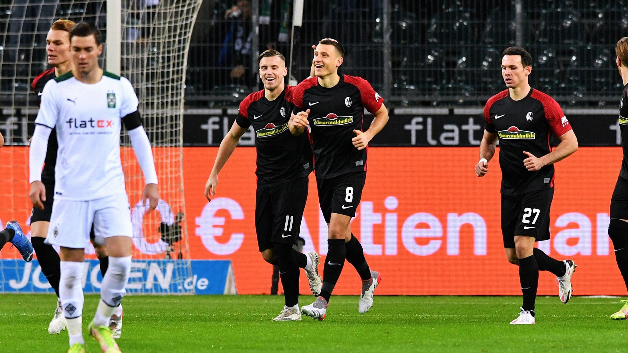 Borussia Mönchengladbach hat am Sonntag (5. Dezember 2021) in heimischer Arena gegen den SC Freiburg mit 0:6 verloren. In dieser Szene bejubeln die Gäste einen Treffer.