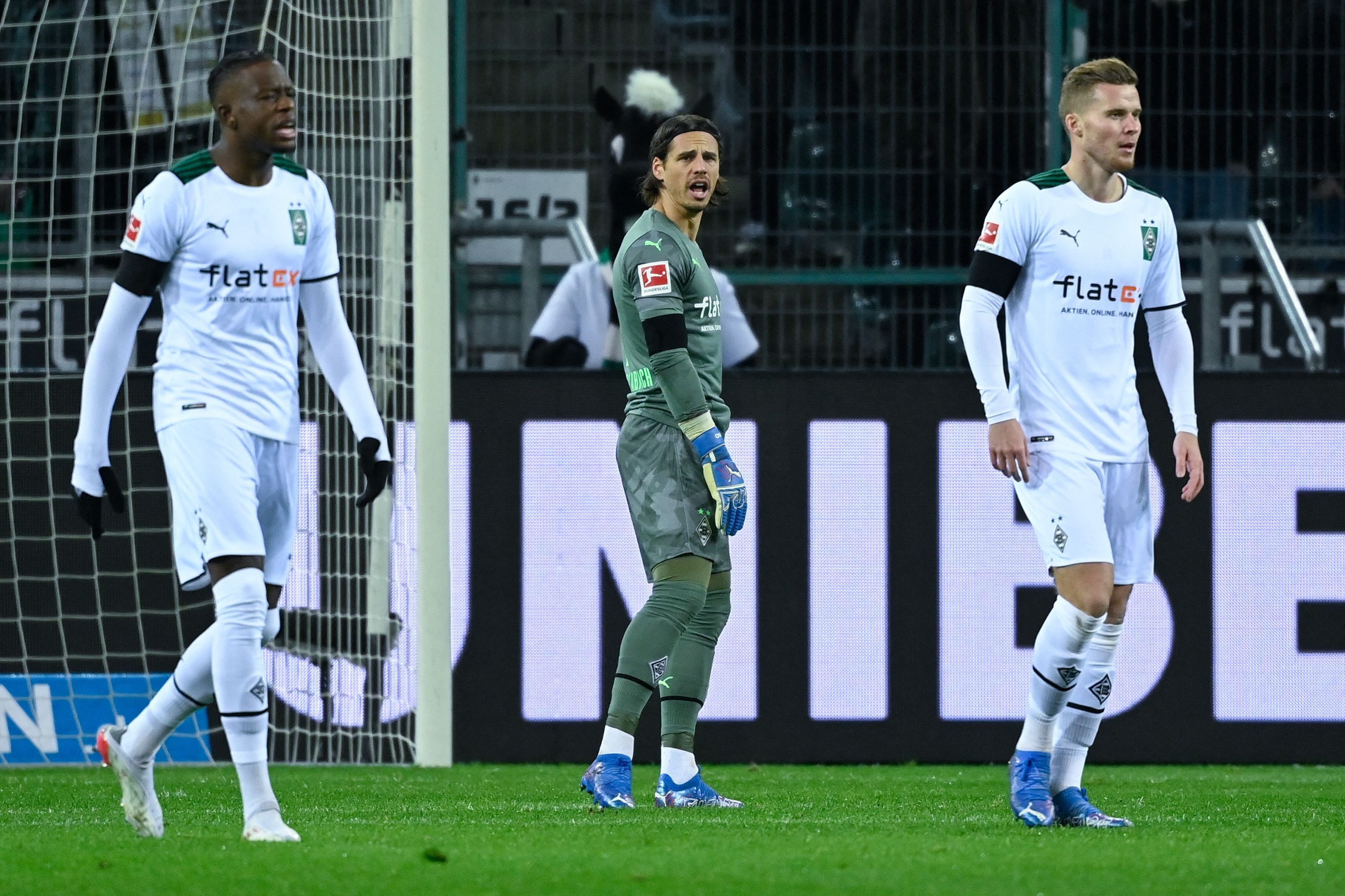 Die Gladbach-Spieler Denis Zakaria, Yann Sommer und Nico Elvedi (von links) sind ratlos nach der 0:6-Pleite am Sonntagabend (5. Dezember 2021) in der Bundesliga gegen den SC Freiburg. Denis Zakaria, Yann Sommer und Nico Elvedi trotten enttäuscht über den Platz.
