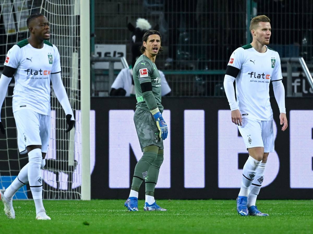 Die Gladbach-Spieler Denis Zakaria, Yann Sommer und Nico Elvedi (von links) sind ratlos nach der 0:6-Pleite am Sonntagabend (5. Dezember 2021) in der Bundesliga gegen den SC Freiburg. Denis Zakaria, Yann Sommer und Nico Elvedi trotten enttäuscht über den Platz.