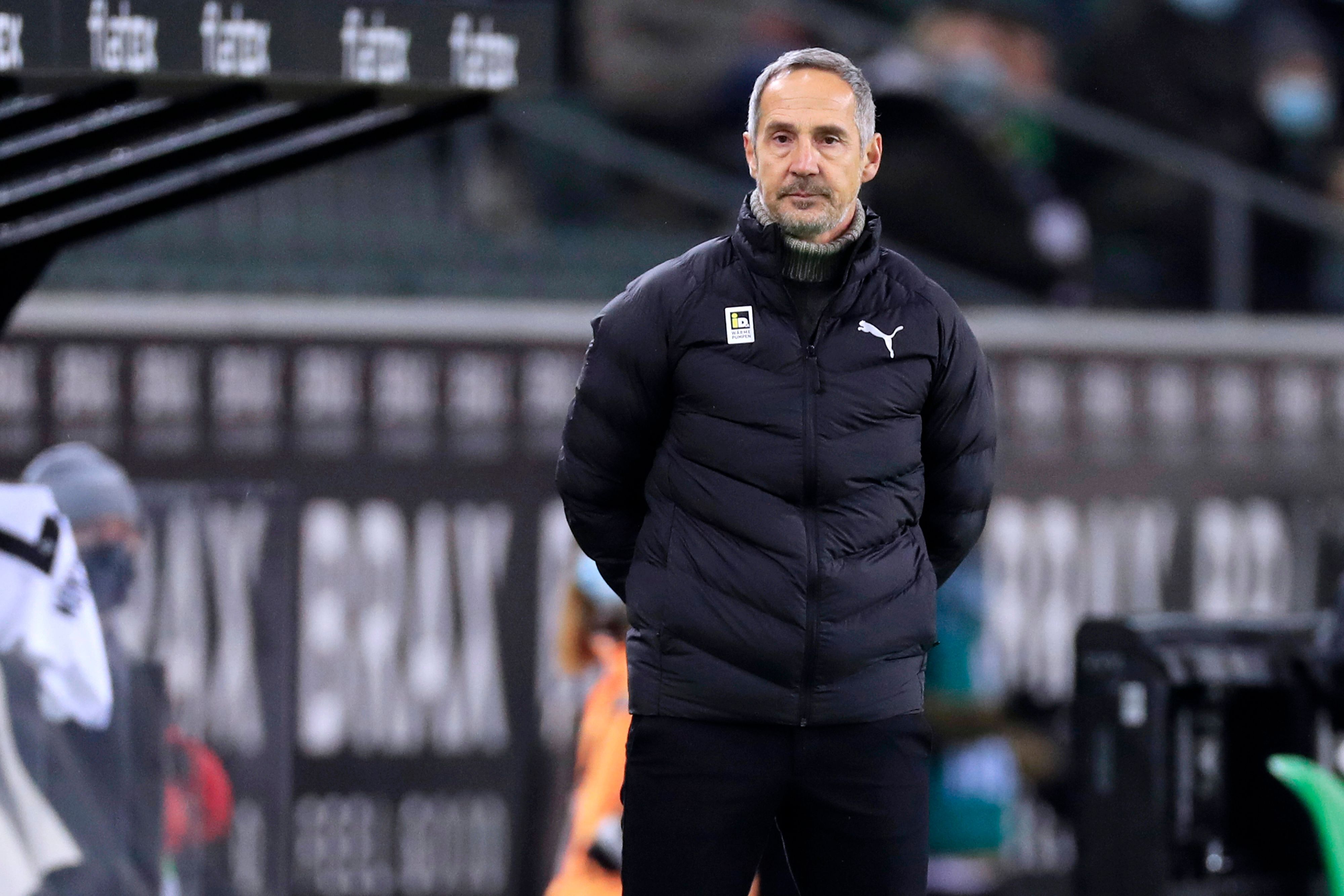 Adi Hütter, Trainer von Borussia Mönchengladbach, hat mit seiner Mannschaft am 5. Dezember 2021 eine historische 0:6-Pleite gegen den SC Freiburg im Borussia-Park kassiert.