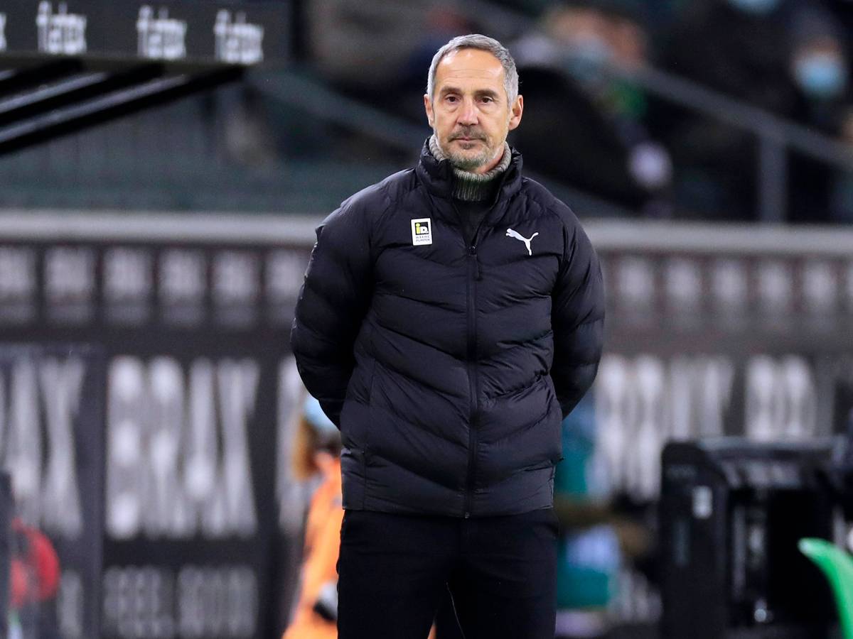 Adi Hütter, Trainer von Borussia Mönchengladbach, hat mit seiner Mannschaft am 5. Dezember 2021 eine historische 0:6-Pleite gegen den SC Freiburg im Borussia-Park kassiert.
