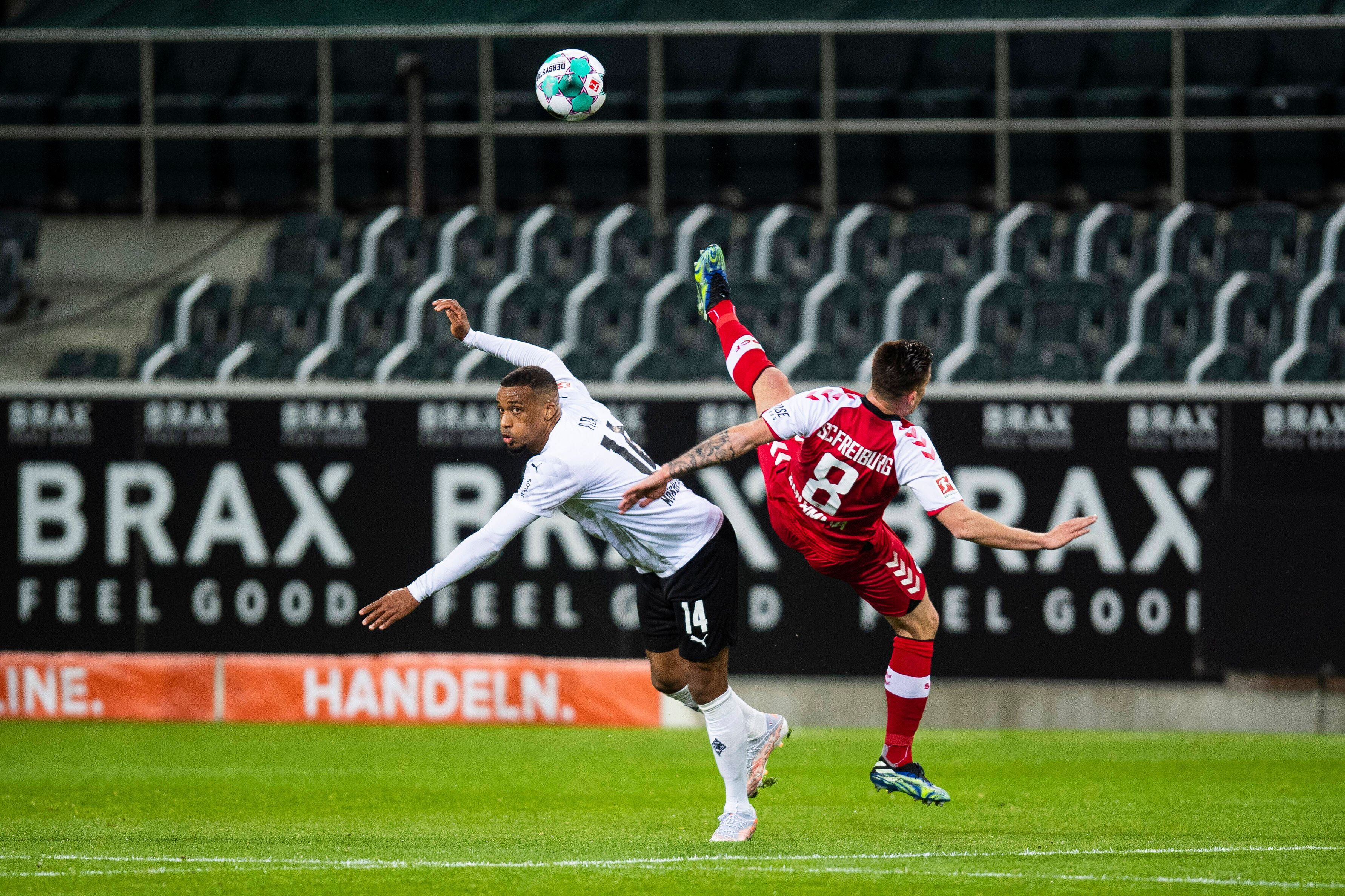 Alassane Plea (l.) von Borussia Mönchengladbach im Bundesliga-Duell mit Freiburgs Baptiste Santamaria (r.) am 3. April 2021 im Borussia-Park.