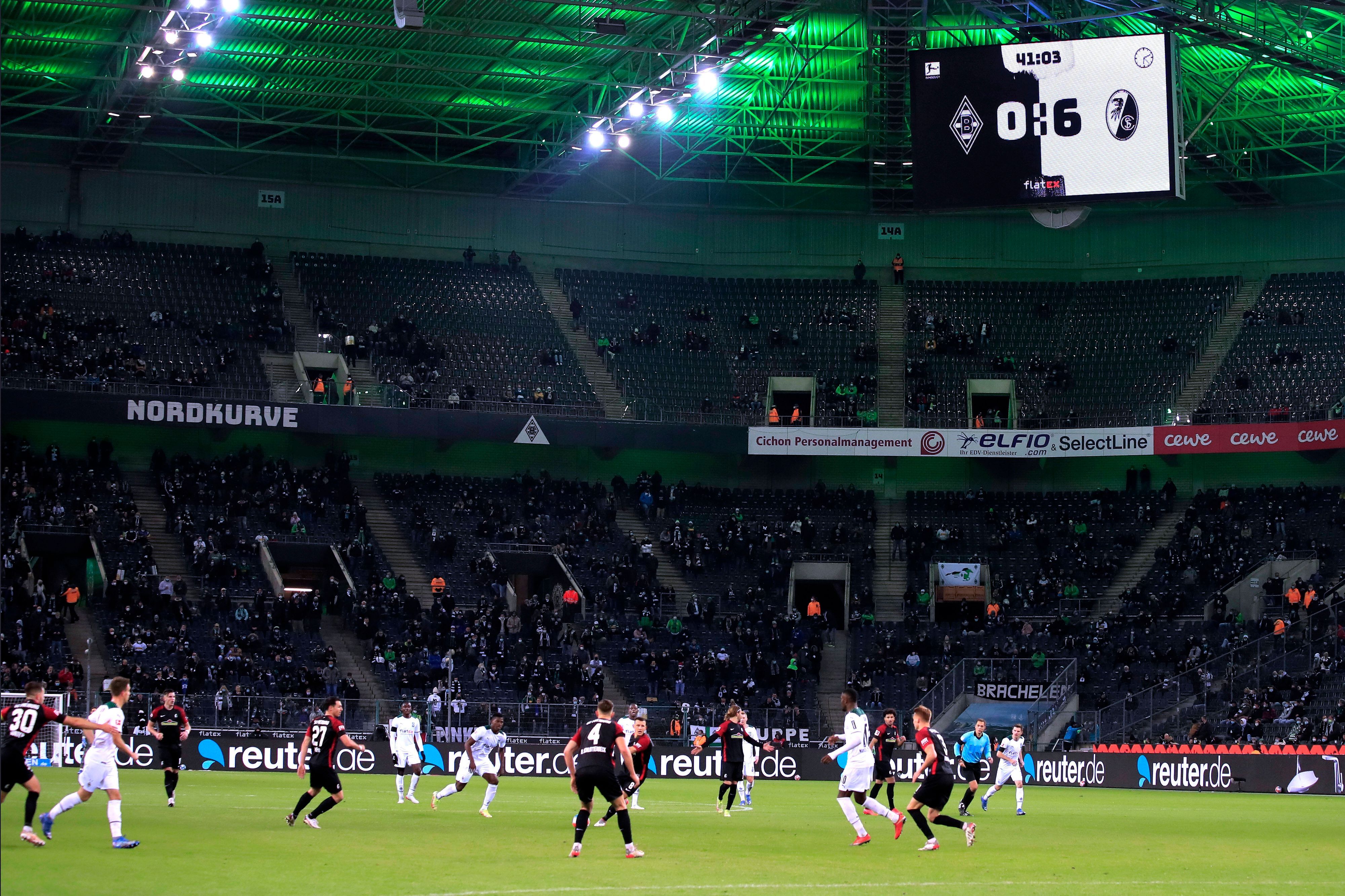 Borussia Mönchengladbach hat eine historische Niederlage am 6. Dezember 2021 erlebt. Gegen den SC Freiburg setzte es eine 0:6-Pleite. So hoch hatten die Fohlen zuvor noch nie im Borussia-Park verloren. Auf dem Platz sind Spieler beider Mannschaften zu sehen, derweil zeigt die Videowand das Ergebnis an.