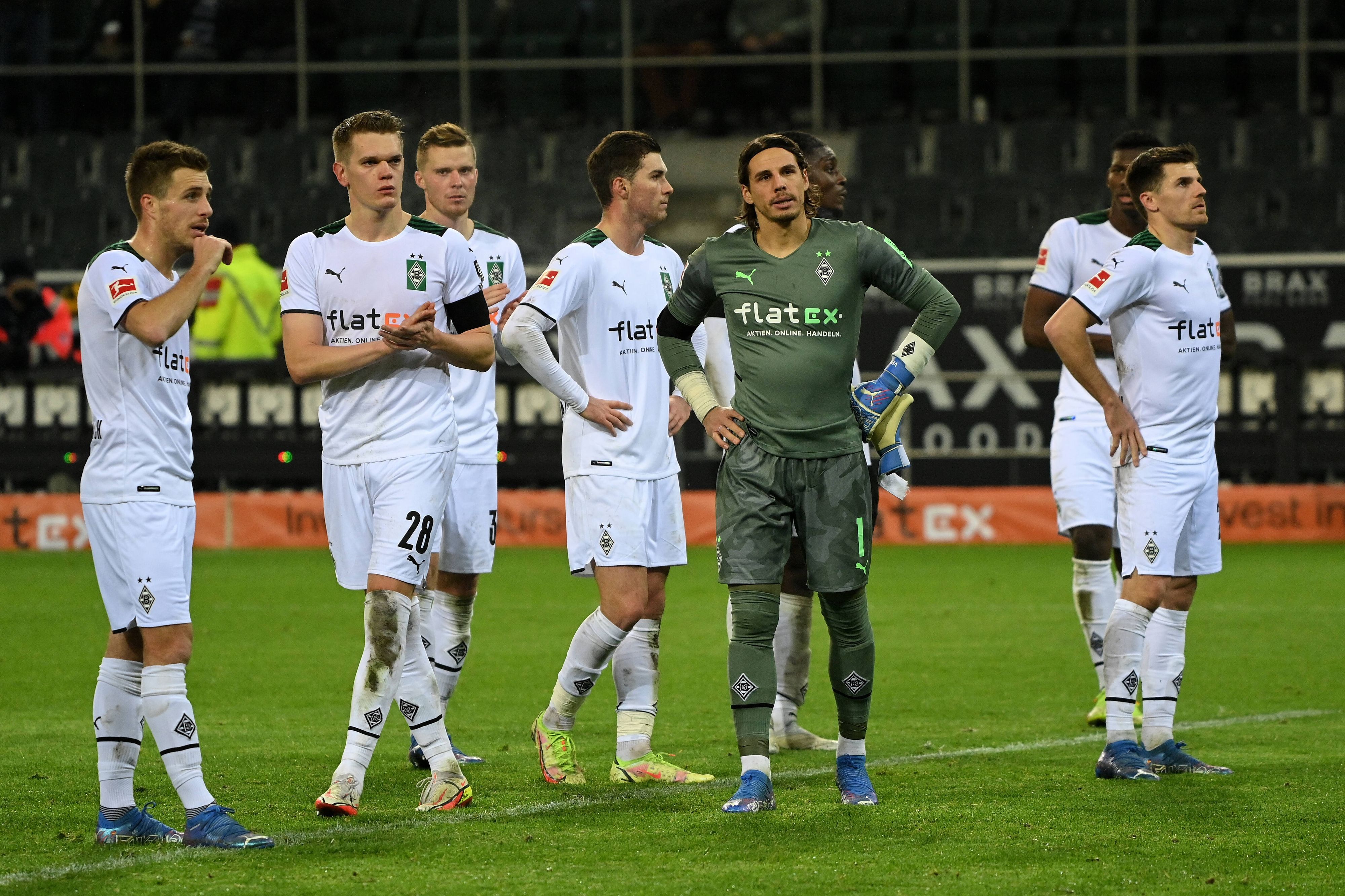 Fassungs- und ratlos: Die Spieler von Fußball-Bundesligist Borussia Mönchengladbach nach der 0:6-Klatsche gegen den SC Freiburg am 5. Dezember 2021 im Borussia-Park. Sommer, Hofmann, Herrmann und Co. stehen vor der Nordkurve.