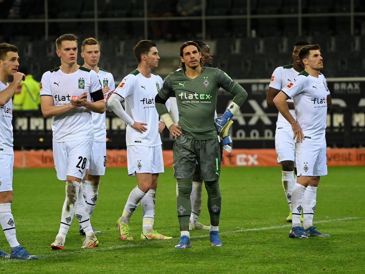 Fassungs- und ratlos: Die Spieler von Fußball-Bundesligist Borussia Mönchengladbach nach der 0:6-Klatsche gegen den SC Freiburg am 5. Dezember 2021 im Borussia-Park. Sommer, Hofmann, Herrmann und Co. stehen vor der Nordkurve.