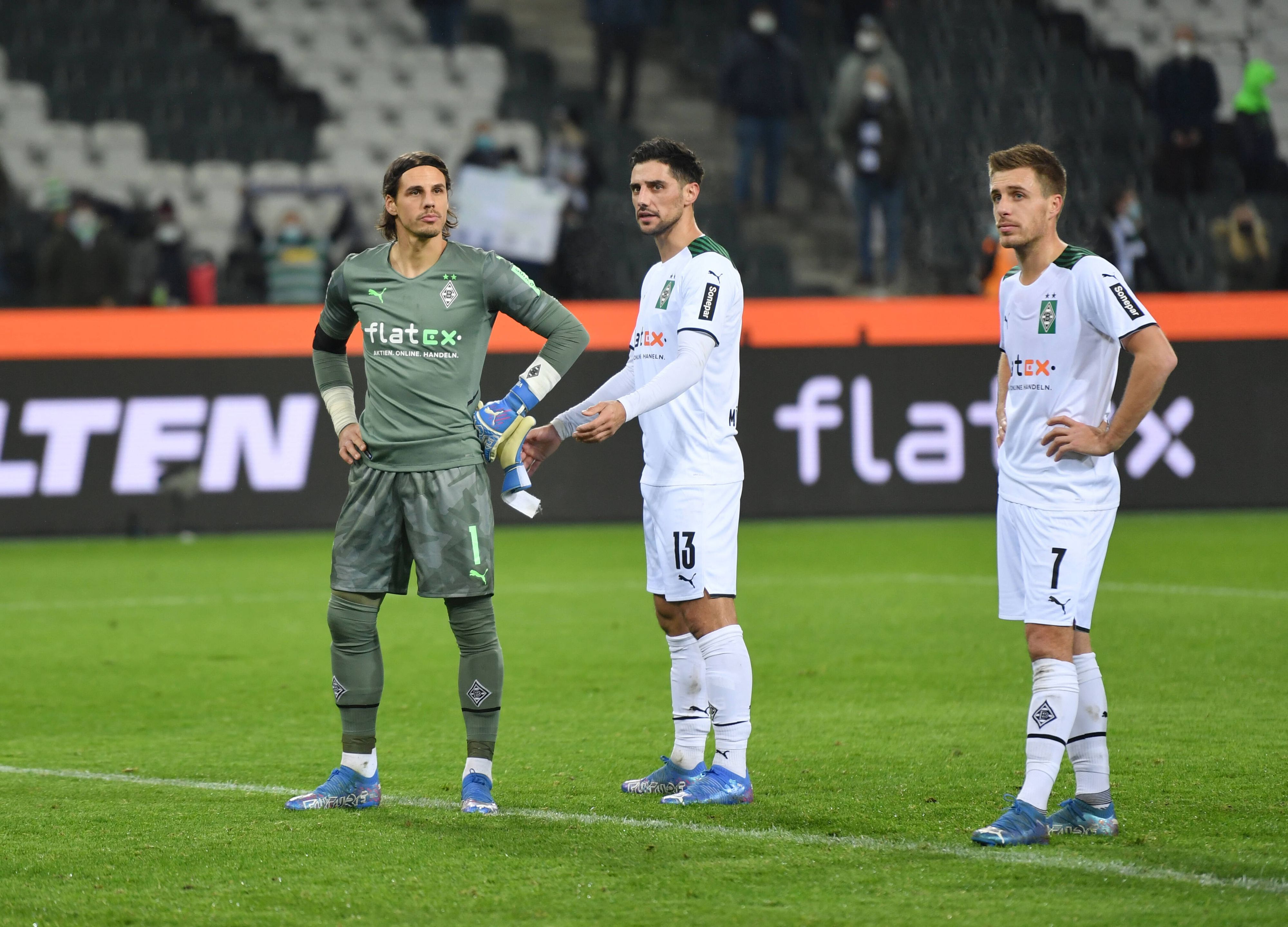 Konsternierte Spieler von Borussia Mönchengladbach: Patrick Herrmann (r.), gemeinsam mit Kapitän Lars Stindl (M.) und Torhüter Yann Sommer (l.) am 5. Dezember 2021 im Borussia-Park. Alle drei schauen ratlos Richtung Fankurve.