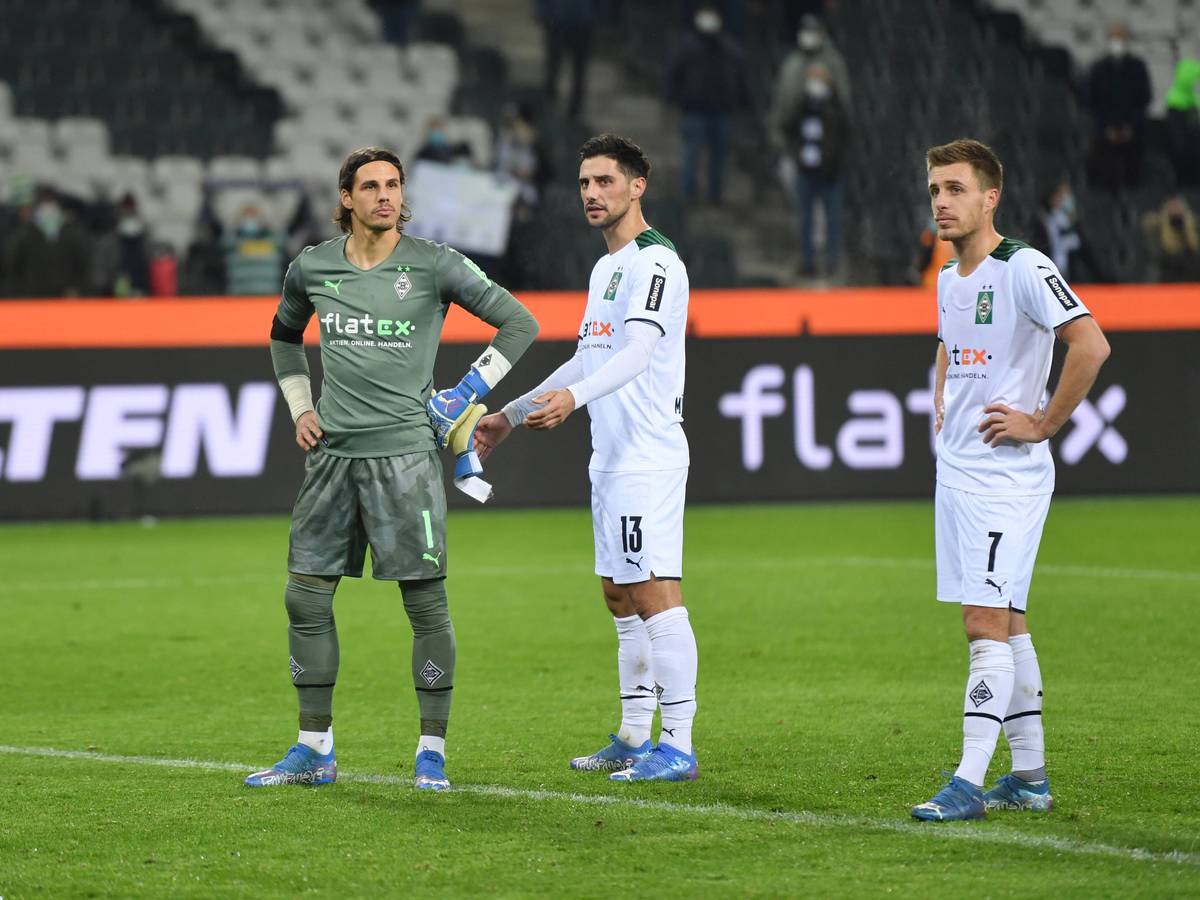 Konsternierte Spieler von Borussia Mönchengladbach: Patrick Herrmann (r.), gemeinsam mit Kapitän Lars Stindl (M.) und Torhüter Yann Sommer (l.) am 5. Dezember 2021 im Borussia-Park. Alle drei schauen ratlos Richtung Fankurve.