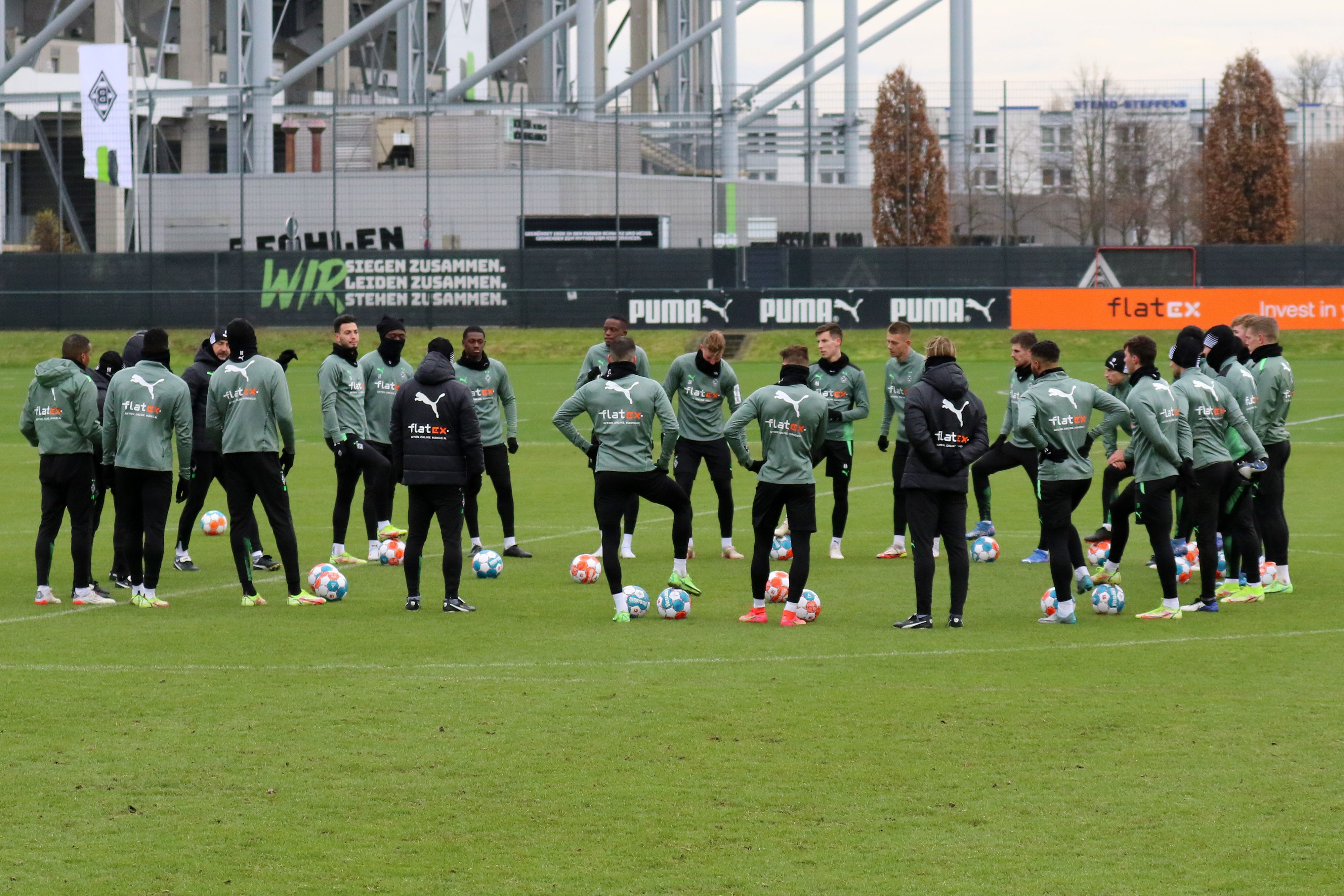 Das Team von Borussia Mönchengladbach steht im Kreis zusammen bei einer Trainingseinheit am 3. Dezember 2021.
