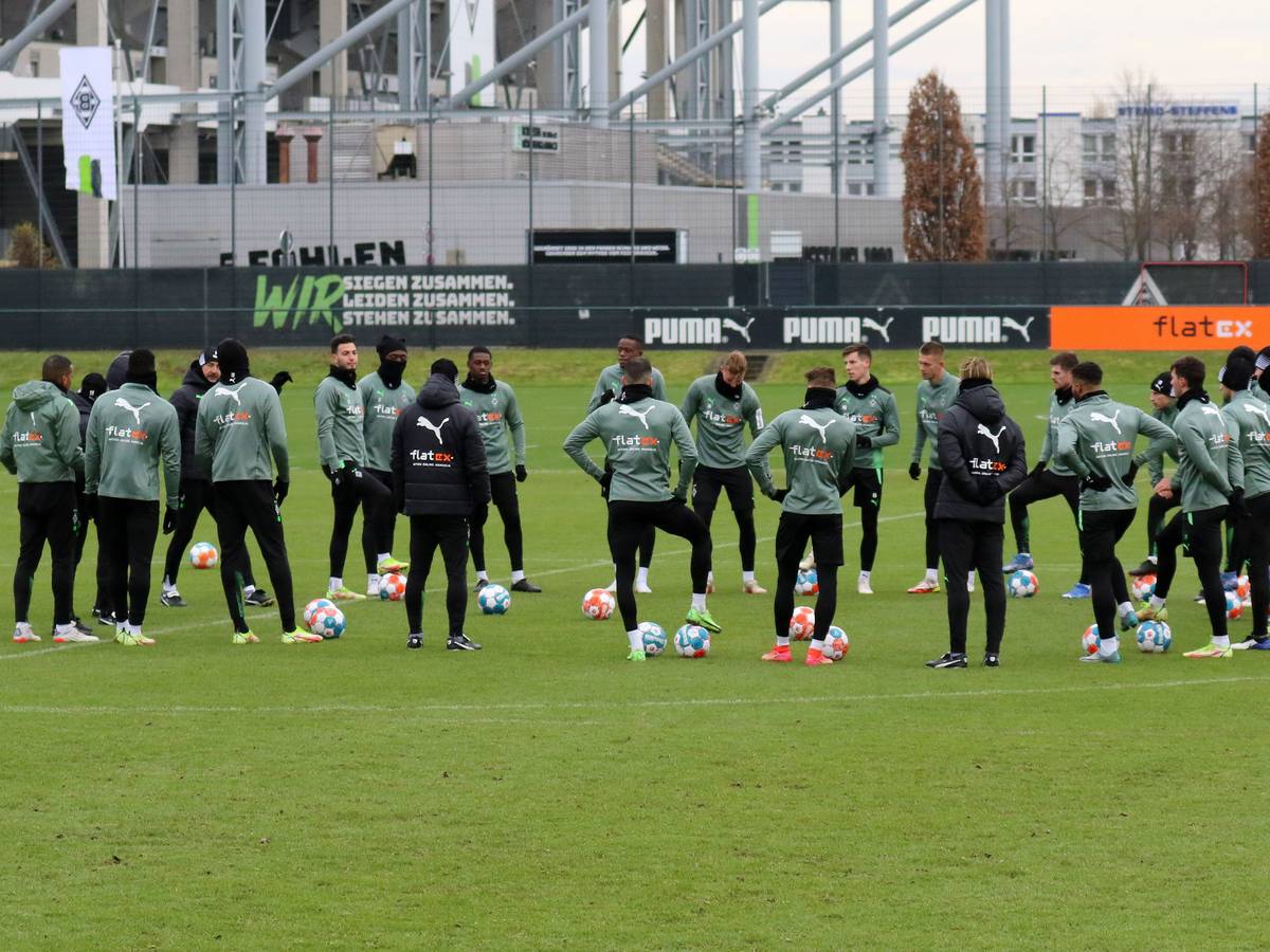Das Team von Borussia Mönchengladbach steht im Kreis zusammen bei einer Trainingseinheit am 3. Dezember 2021.