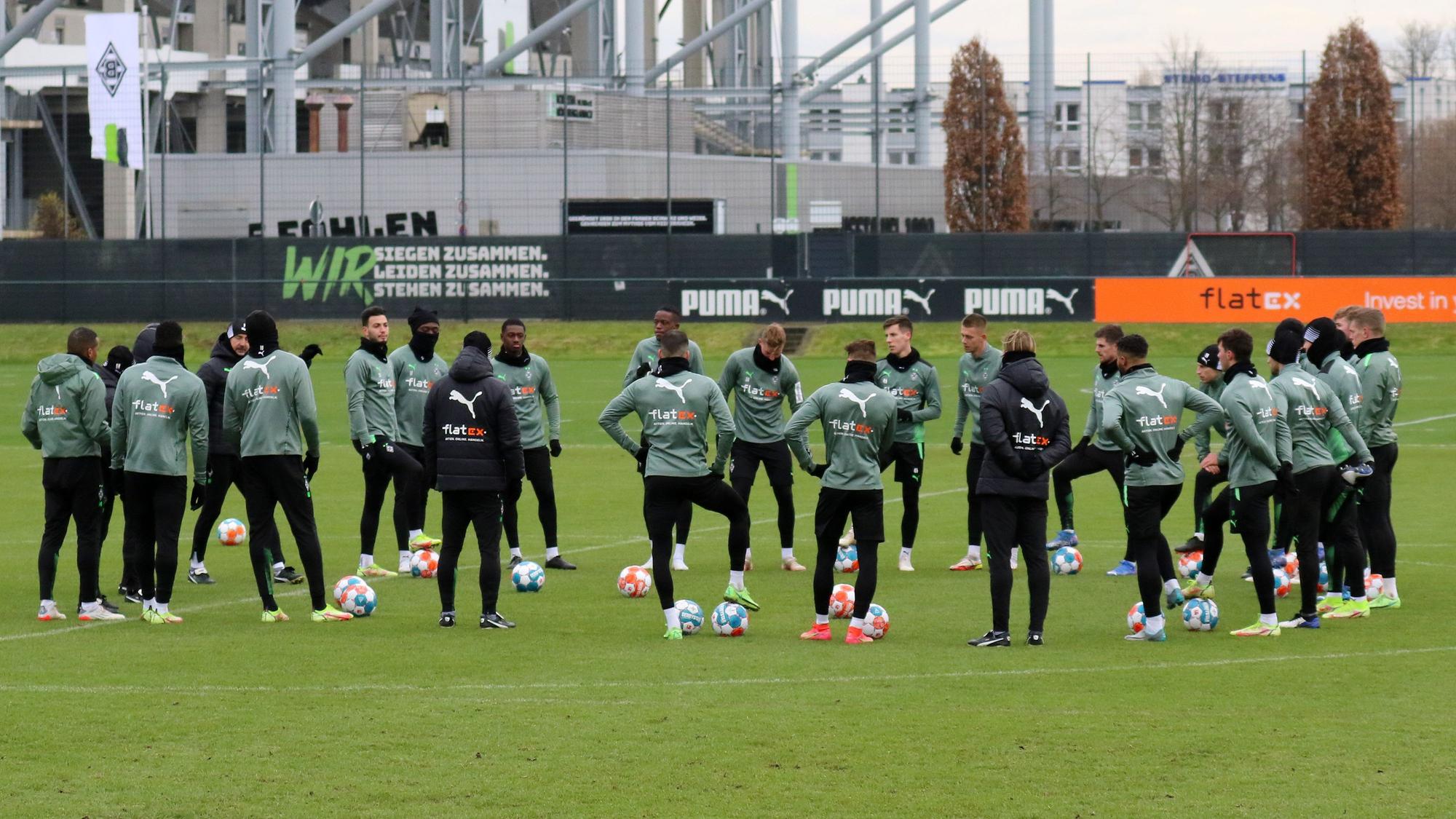 Das Team von Borussia Mönchengladbach steht im Kreis zusammen bei einer Trainingseinheit am 3. Dezember 2021.