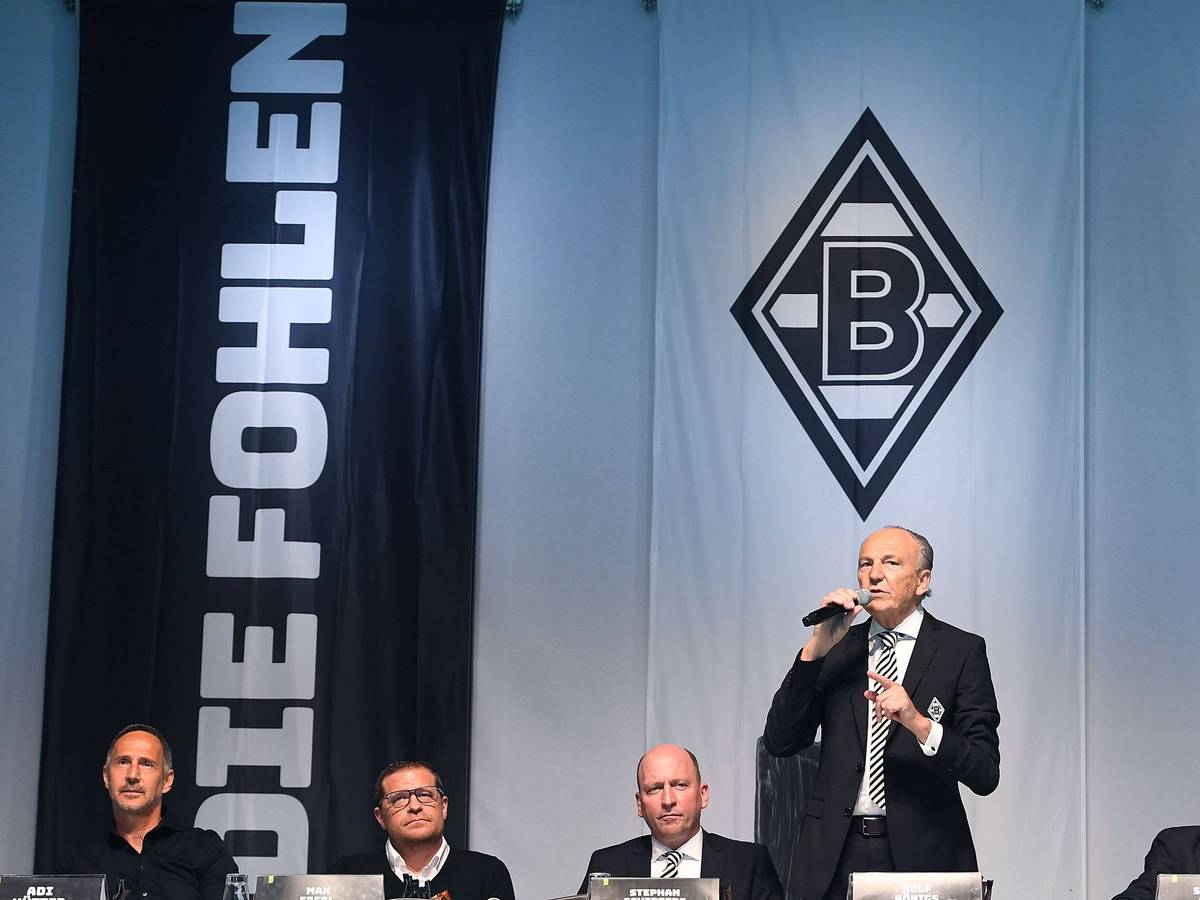 Adi Hütter, Max Eberl, Stephan Schippers, Rolf Königs, Siegfried Söllner, Rainer Bonhof, Hans Meyer (v.l.n.r.) bei der Mitgliederversammlung von Fußball-Bundesligist Borussia Mönchengladbach am 10. August 2021 im Borussia-Park. Präsident Königs spricht per Mikro Richtung Zuschauer.