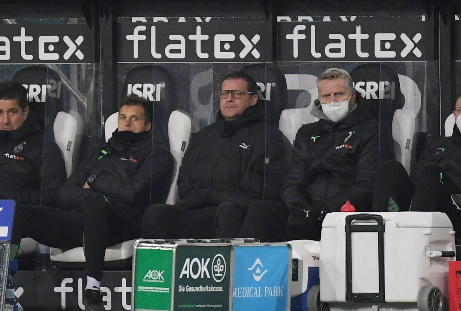 Max Eberl, Manager von Borussia Mönchengladbach, sitzt auf der Bank und beobachtet das Spiel seines Teams am 5. Dezember 2021 gegen den SC Freiburg.