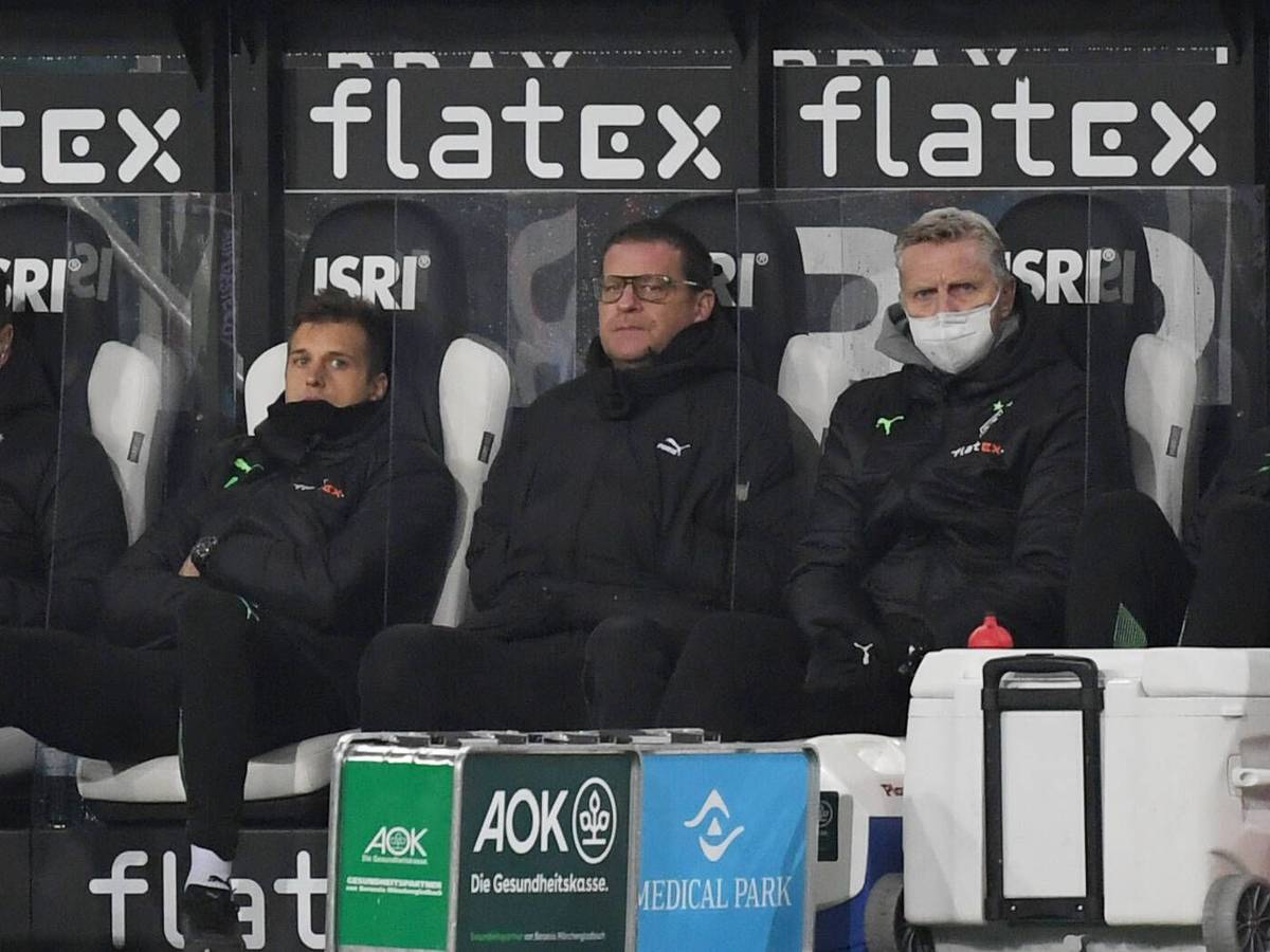Max Eberl, Manager von Borussia Mönchengladbach, sitzt auf der Bank und beobachtet das Spiel seines Teams am 5. Dezember 2021 gegen den SC Freiburg.