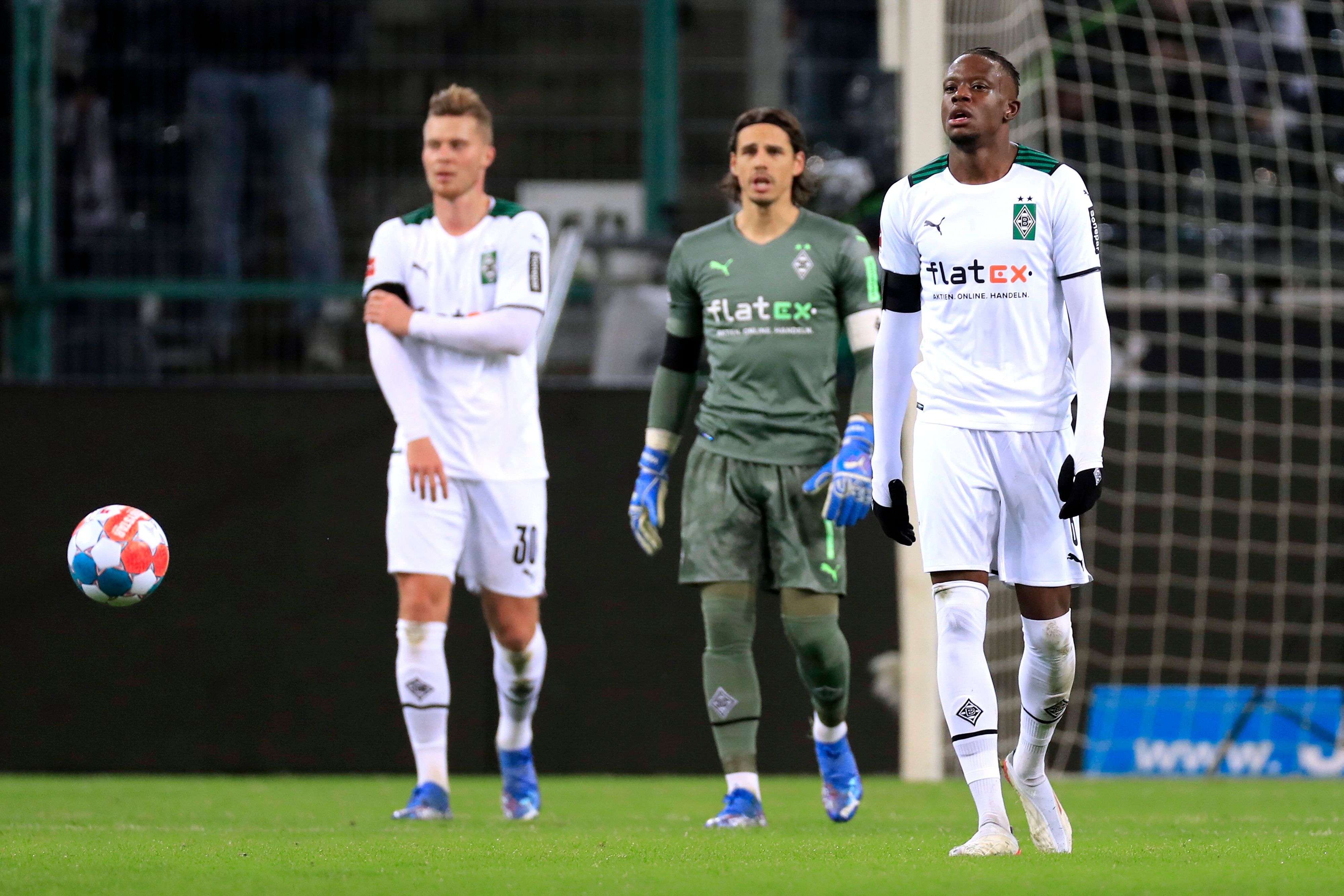 Nico Elvedi, Yann Sommer und Denis Zakaria (v.l.n.r.) von Borussia Mönchengladbach laufen mit enttäuschten Gesichtern vom Platz am 5. Dezember 2021.