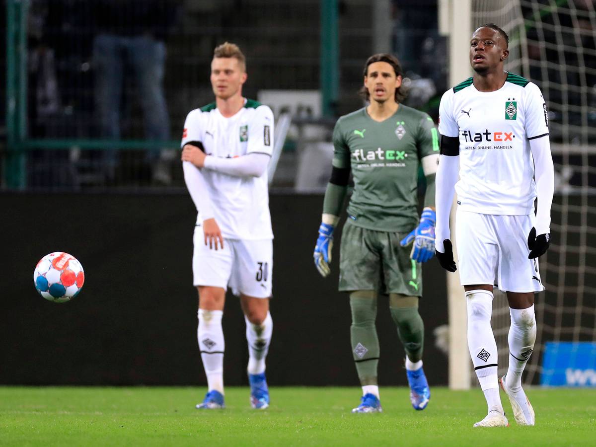 Nico Elvedi, Yann Sommer und Denis Zakaria (v.l.n.r.) von Borussia Mönchengladbach laufen mit enttäuschten Gesichtern vom Platz am 5. Dezember 2021.